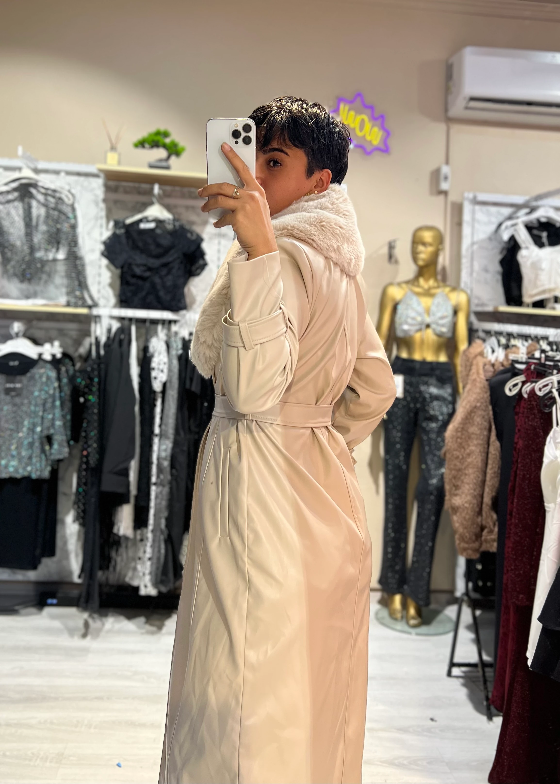 Yakası Çıkabilen Kürklü Kemerli Suni Deri Mont - BEJ