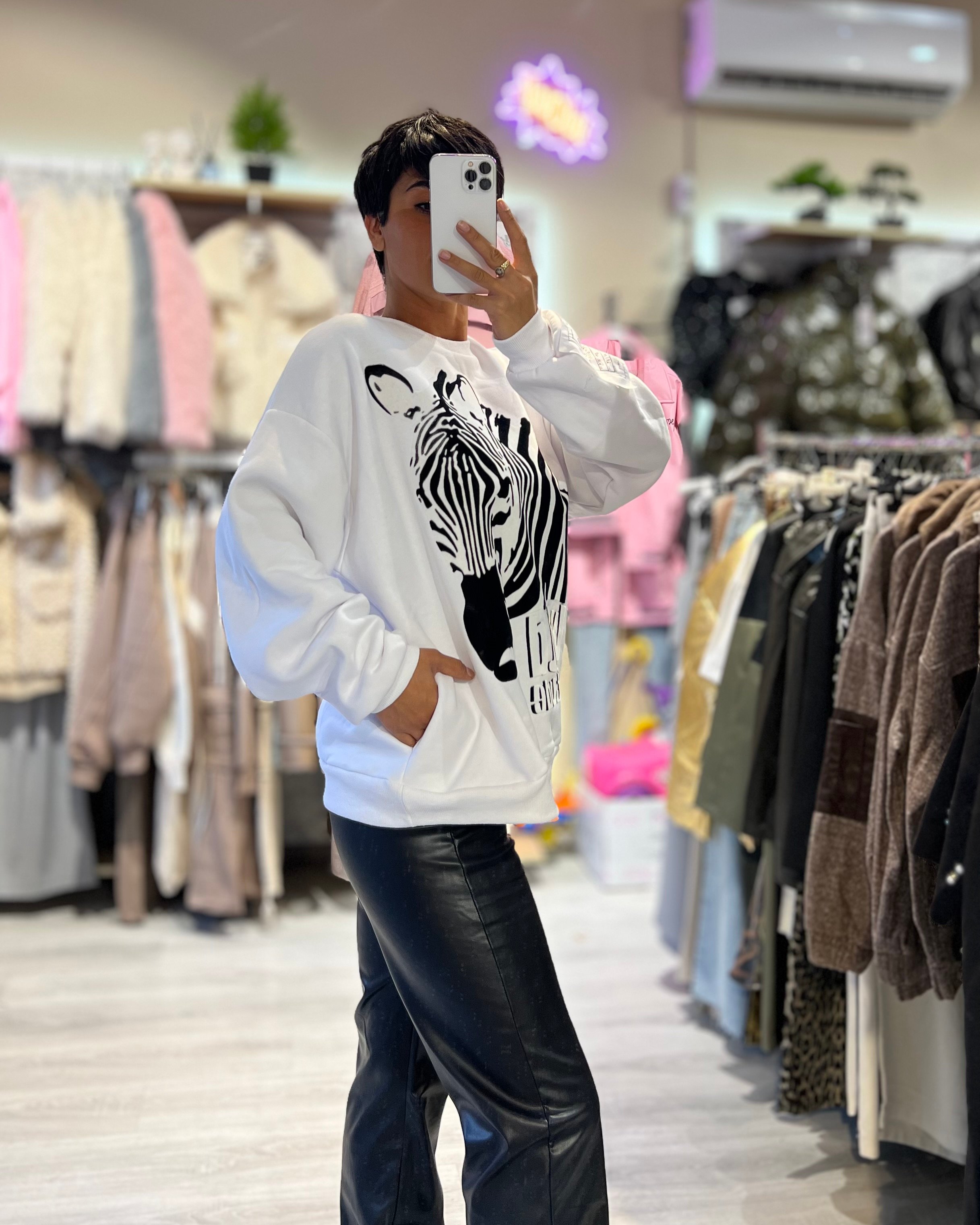 Beyaz Süet Zebra Baskı Cepli Sweatshirt