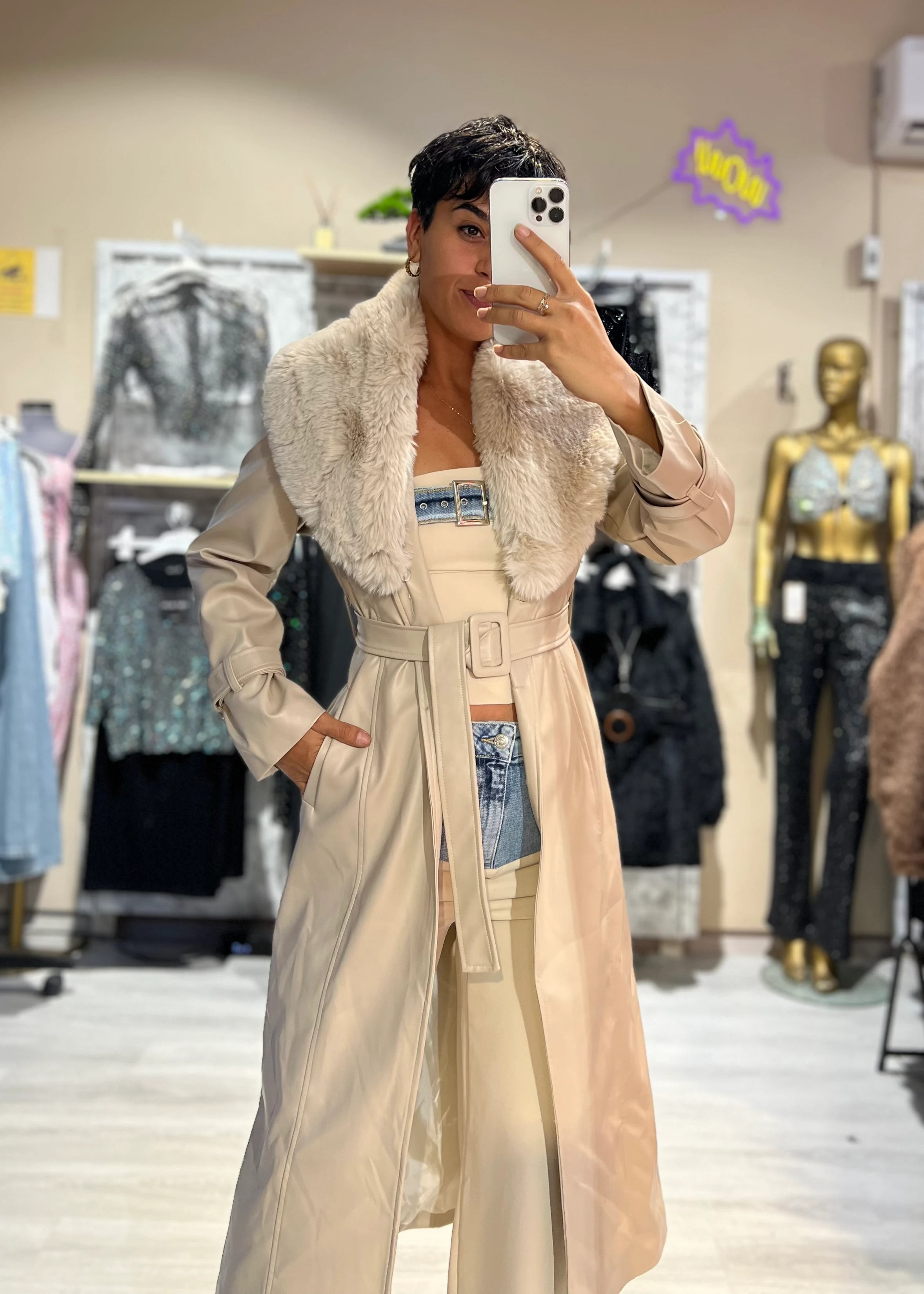 Yakası Çıkabilen Kürklü Kemerli Suni Deri Mont - BEJ