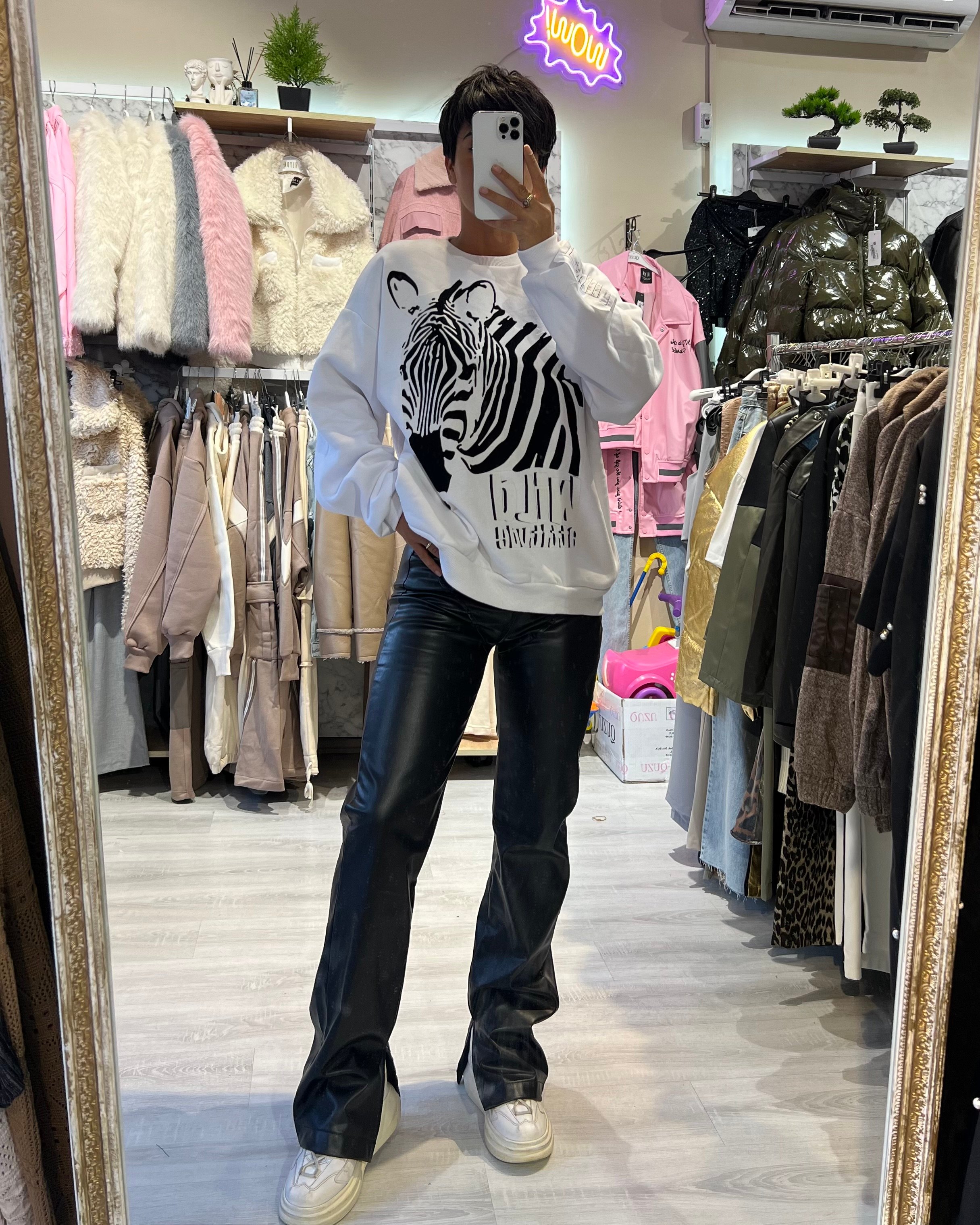 Beyaz Süet Zebra Baskı Cepli Sweatshirt