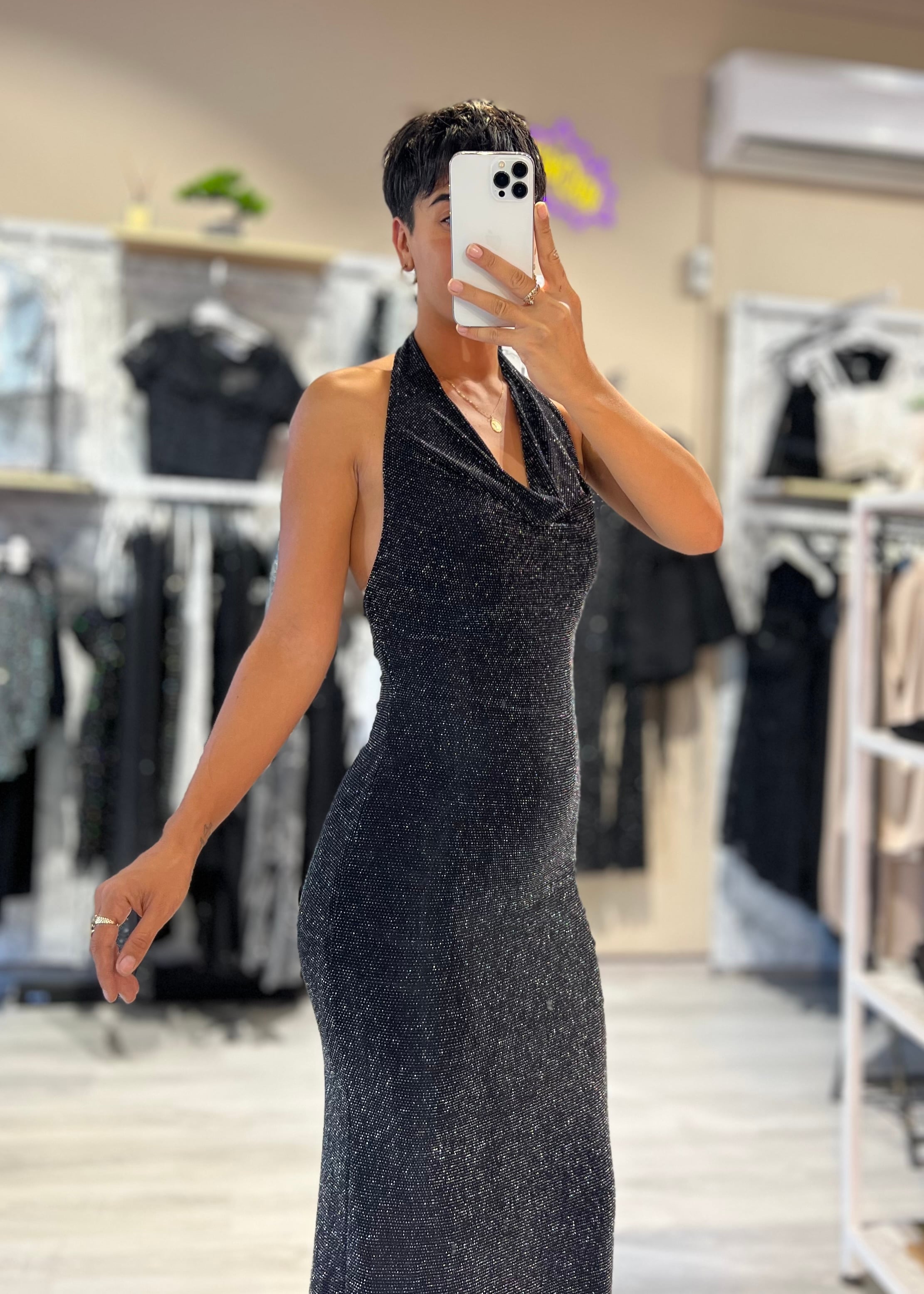 Siyah Parlak Sırt Dekolteki Midi Boy Elbise