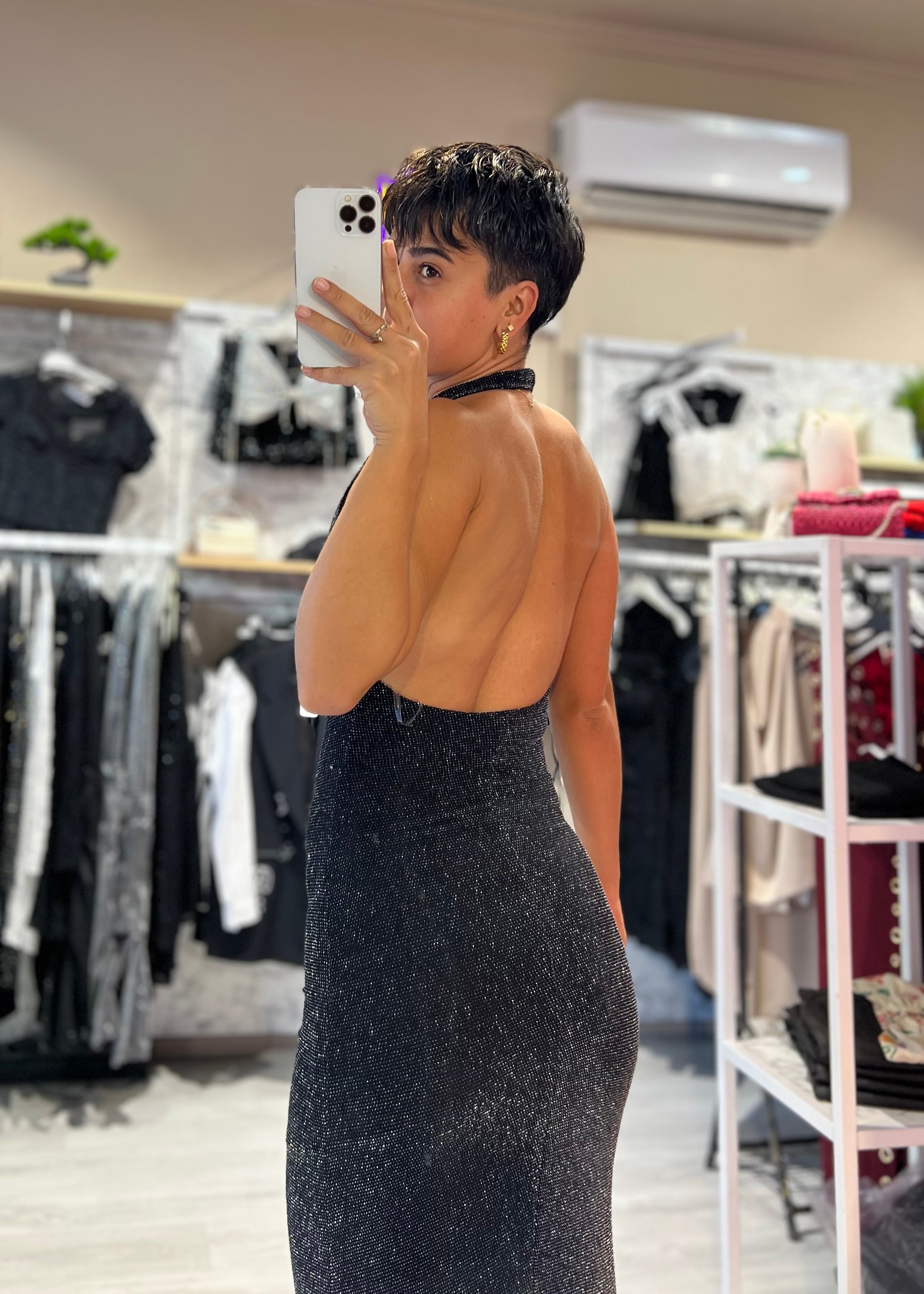 Siyah Parlak Sırt Dekolteki Midi Boy Elbise