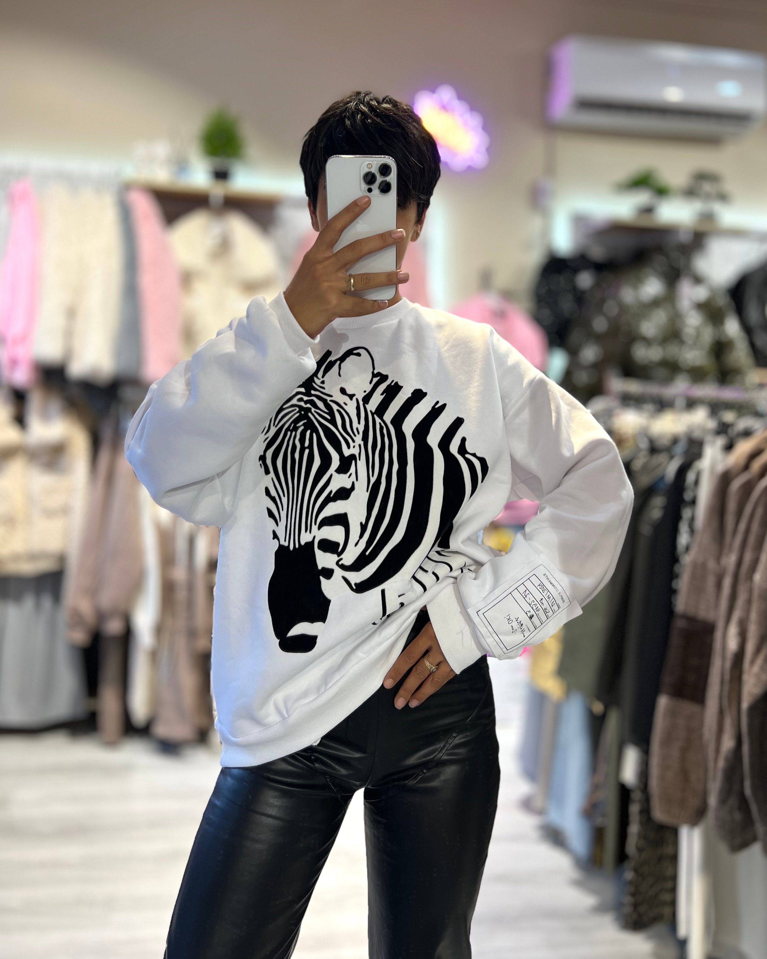 Beyaz Süet Zebra Baskı Cepli Sweatshirt