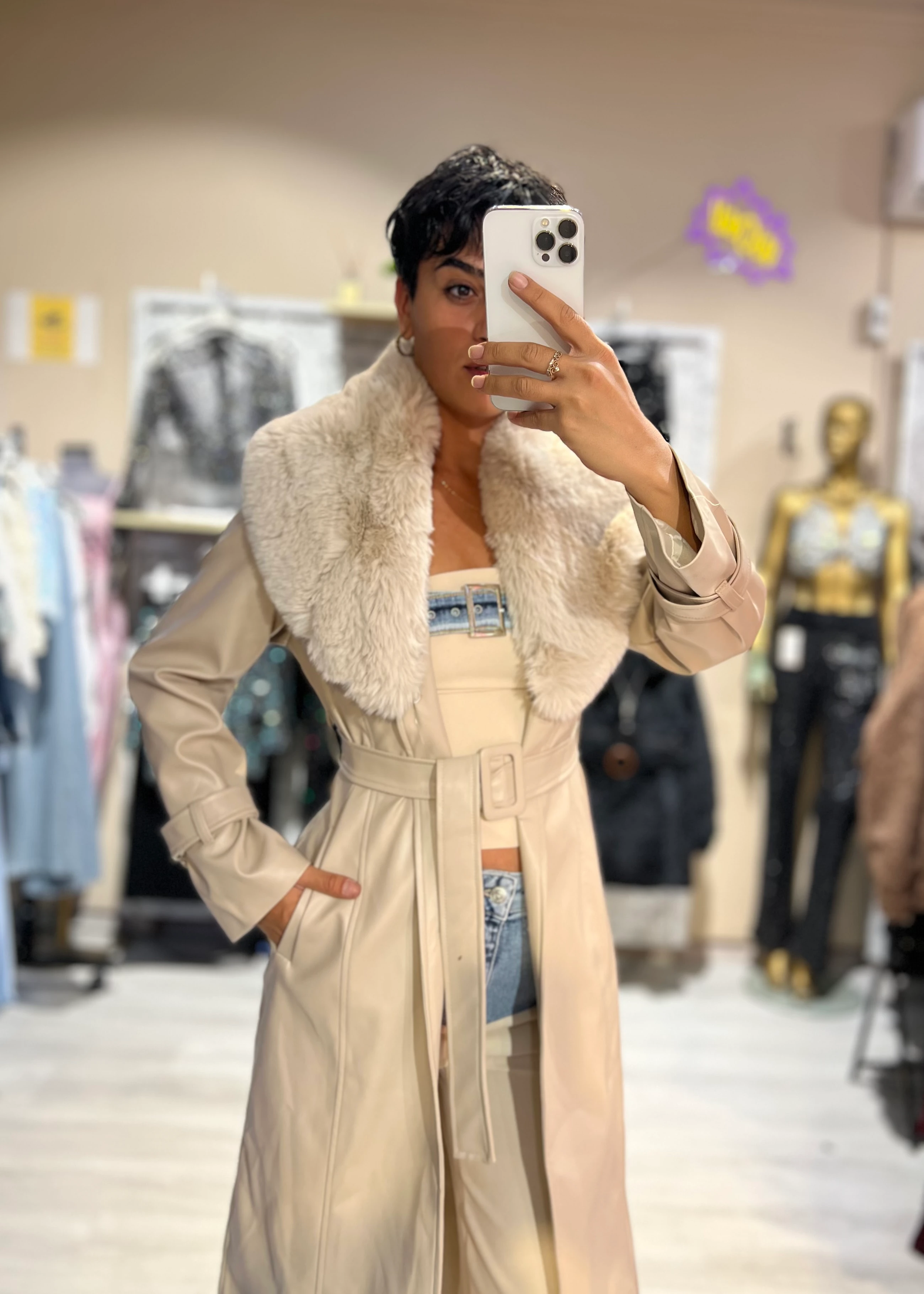 Yakası Çıkabilen Kürklü Kemerli Suni Deri Mont - BEJ