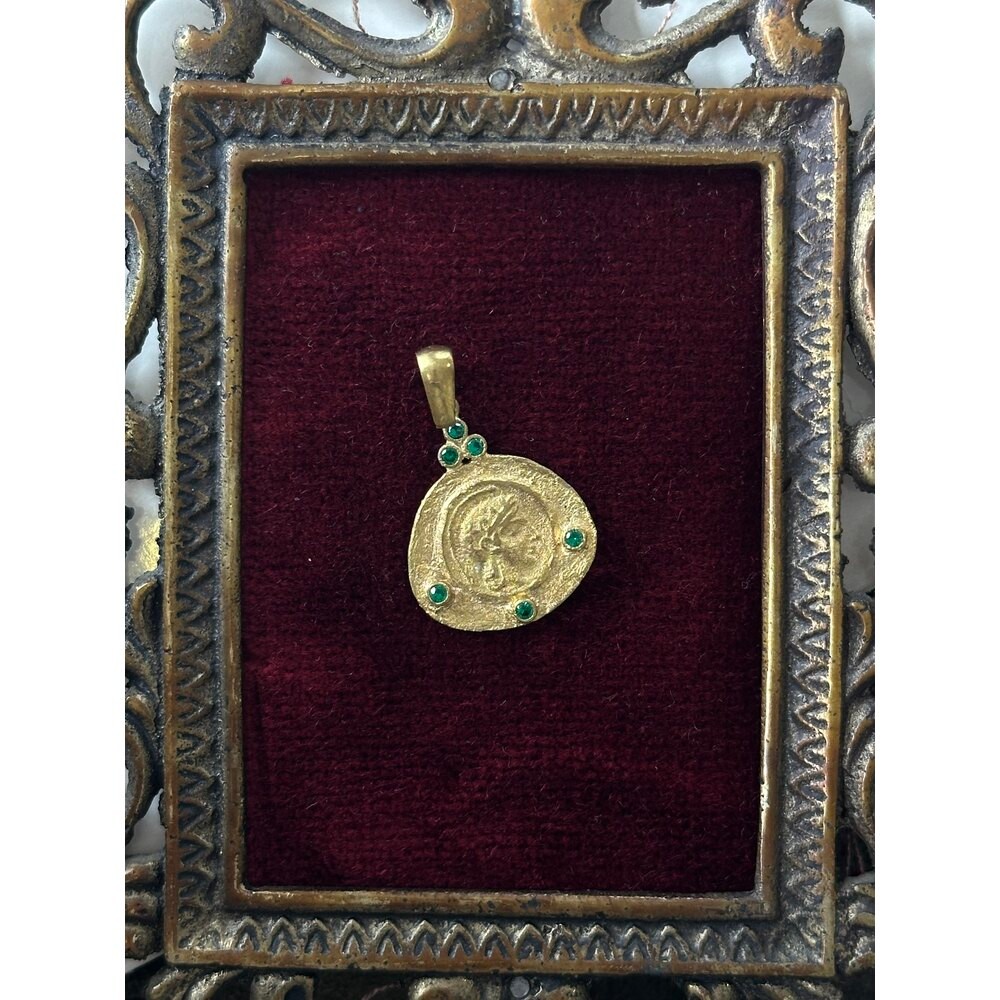 Yeşil taşlı antik madalyon