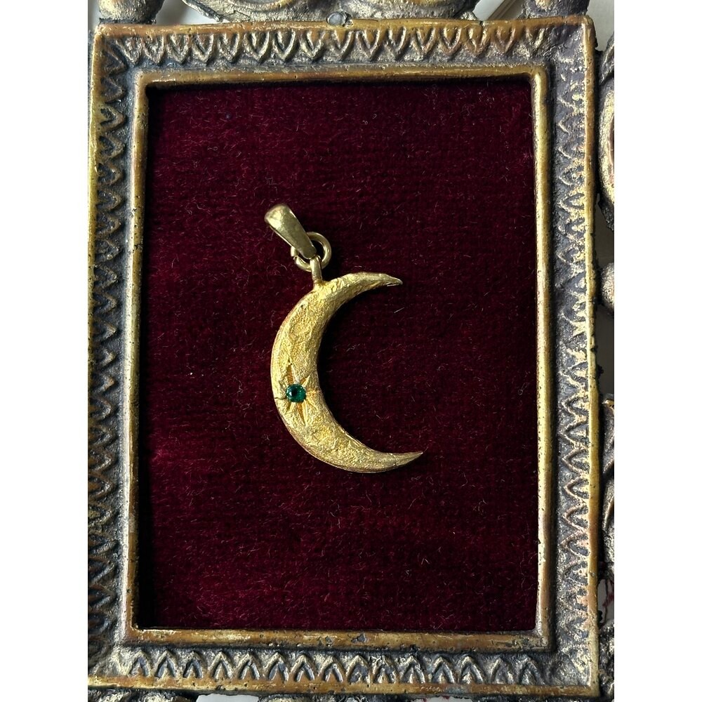 Zümrüt yeşili hilal kolye ucu
