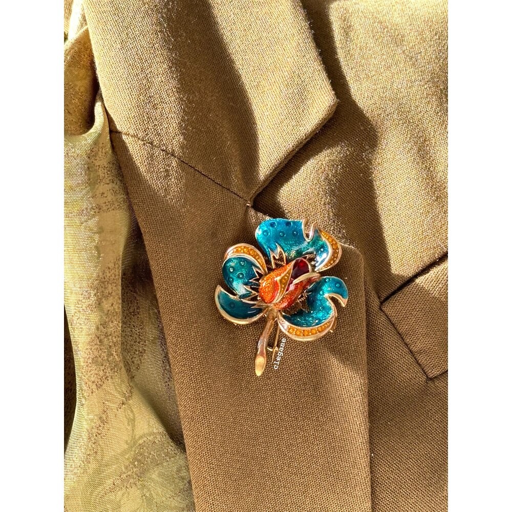 Mineli lale detaylı broş