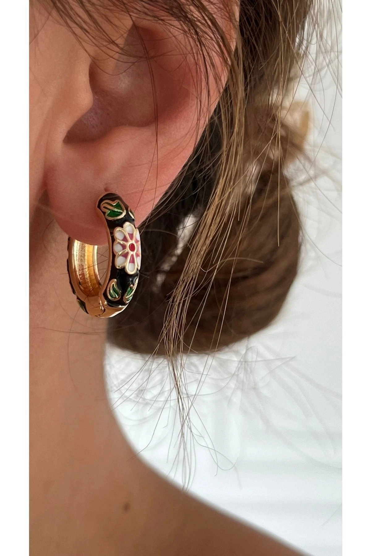 Ithal Siyah Papatya Motifli Halka Küpe