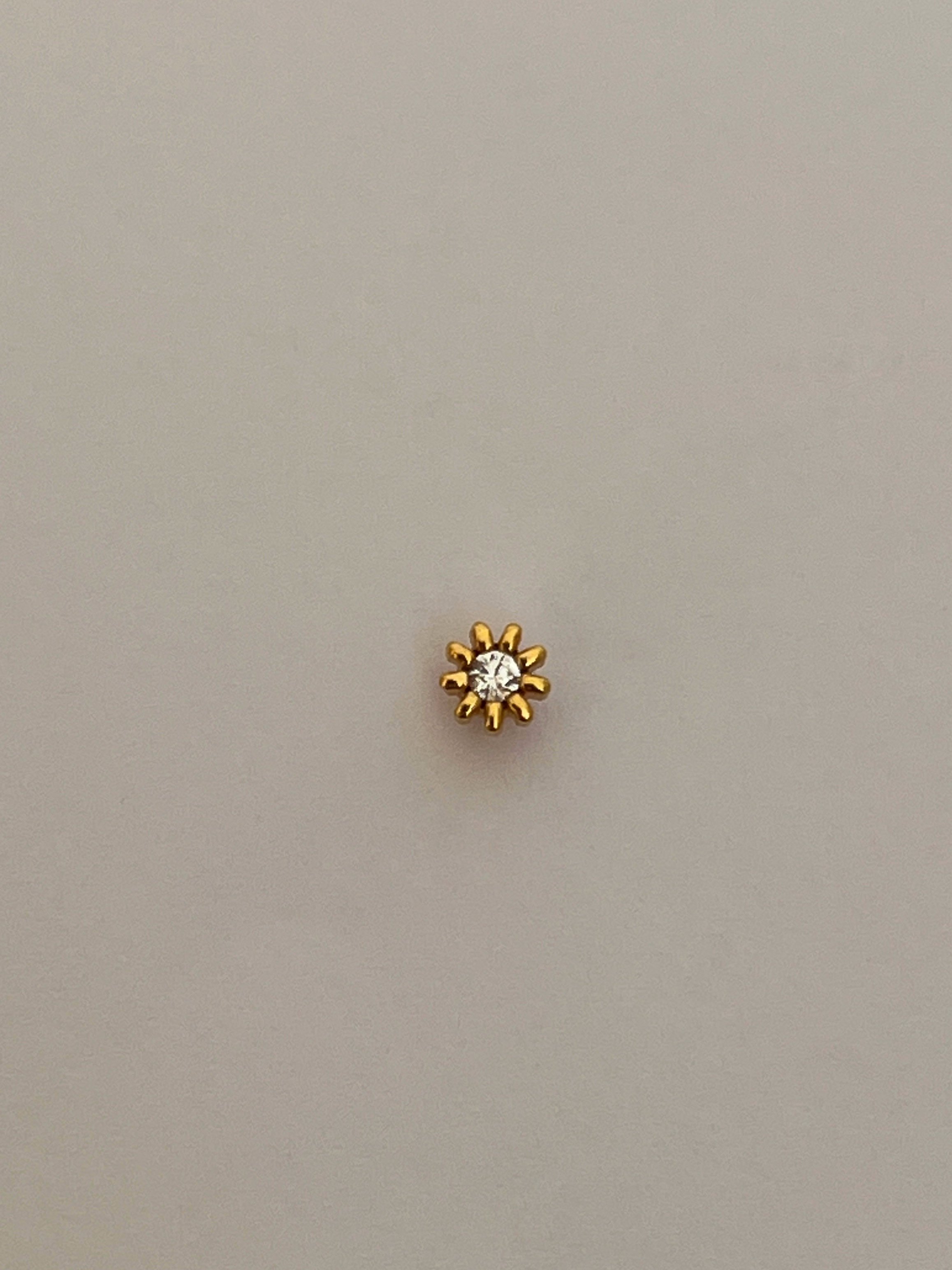 Gold Rengi Zirkon Taş Detaylı Çiçek Model Piercing