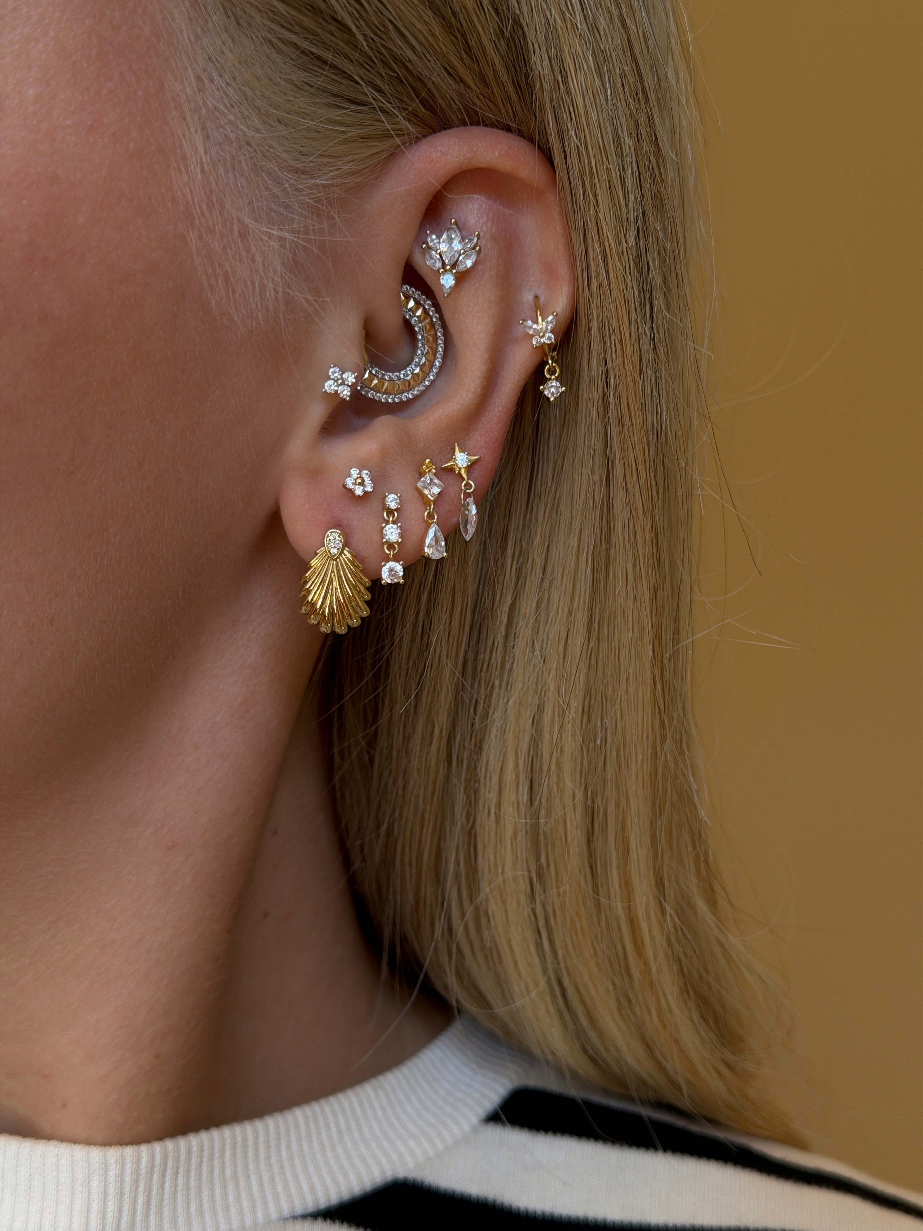 Gold Rengi Zirkon Taş Detaylı Kadın Küpe