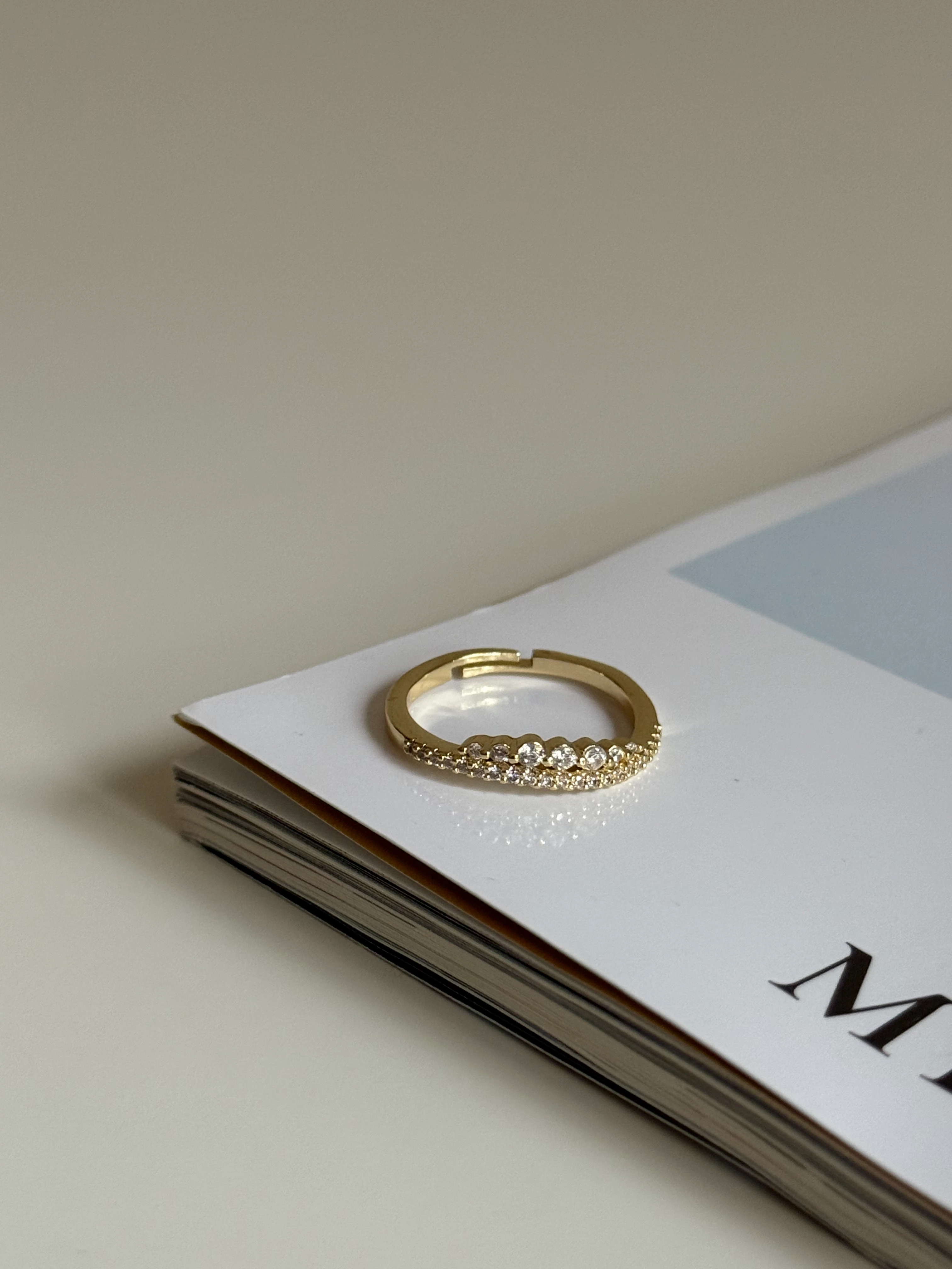 İki Sıra Büyük Ve Küçük Taşlı Kadın Yüzük