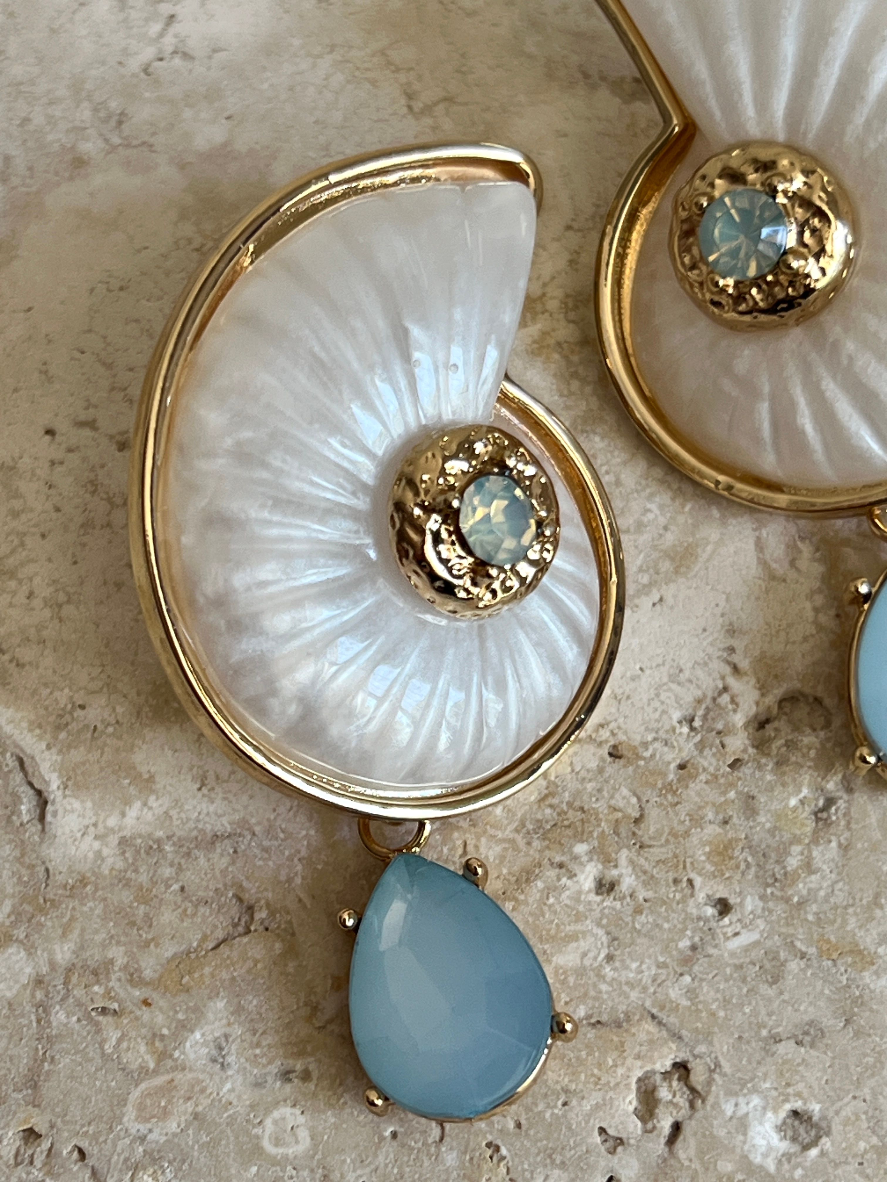 Gold Rengi Beyaz Kabuk Model Kadın Küpe