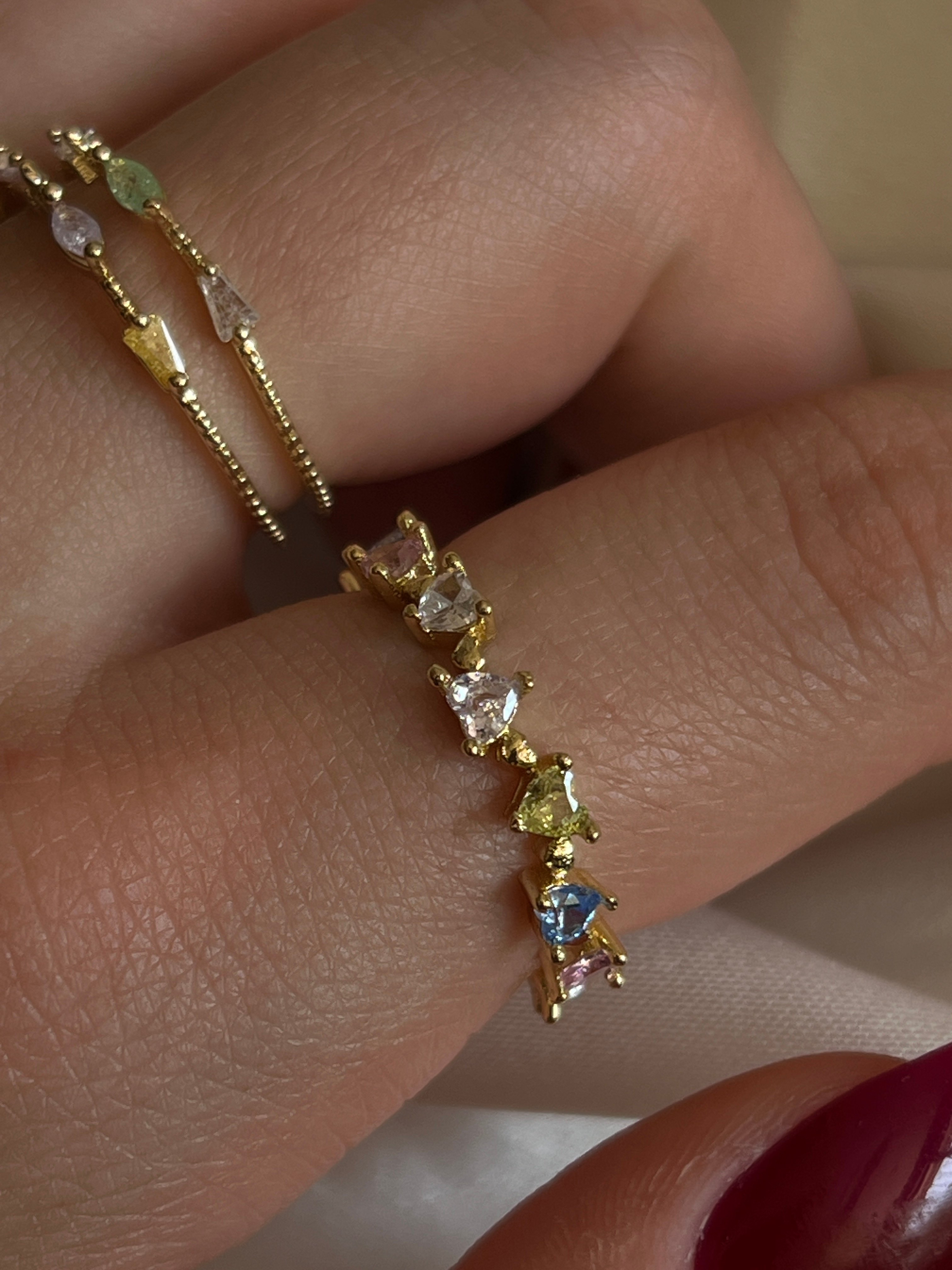 Gold Rengi Renkli Zirkon Taşlı Sıralı Kalp Model Kadın Yüzük