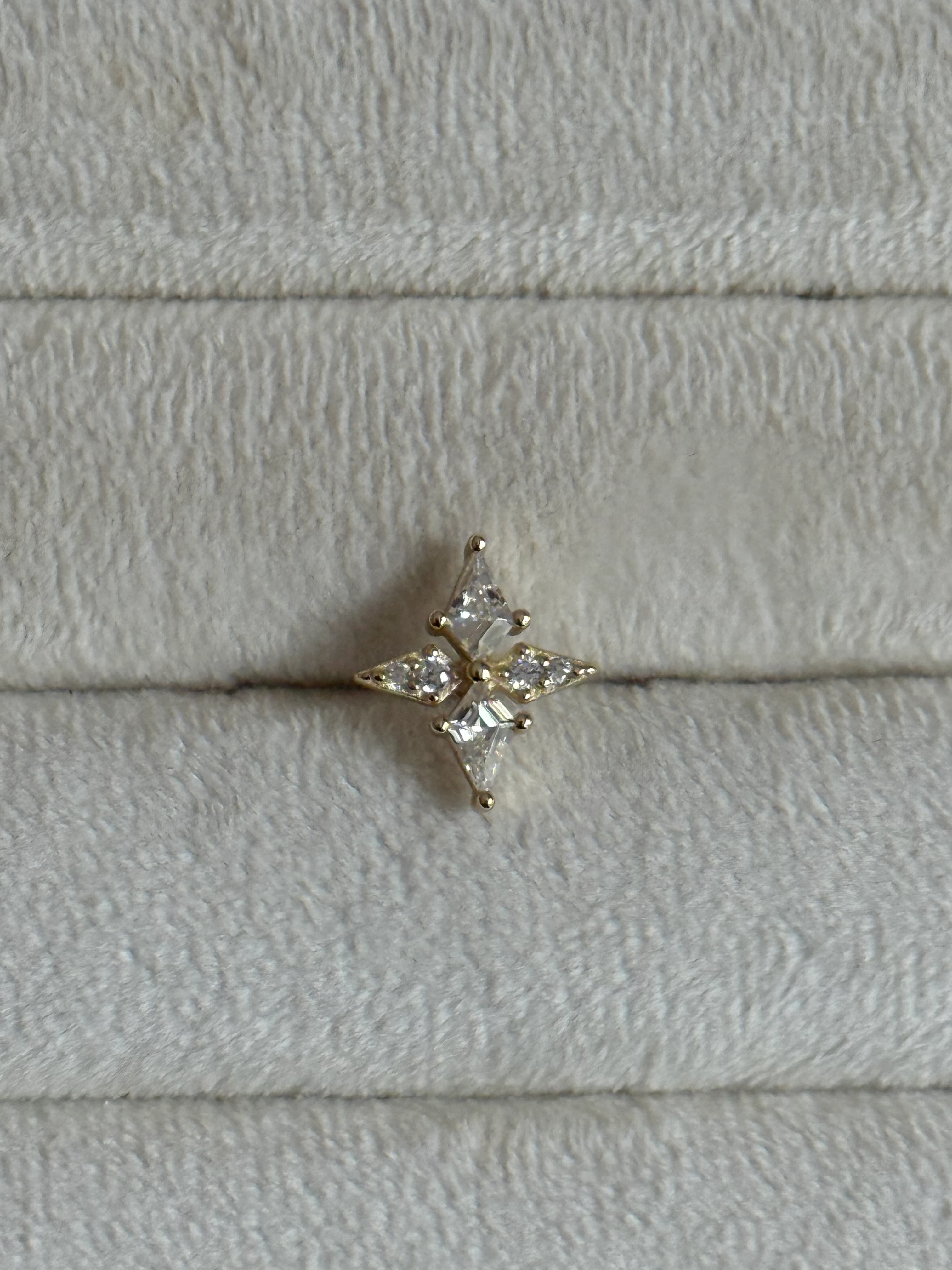 Gold Rengi Dört Yaprak Taşlı 925 Ayar Gümüş Piercing