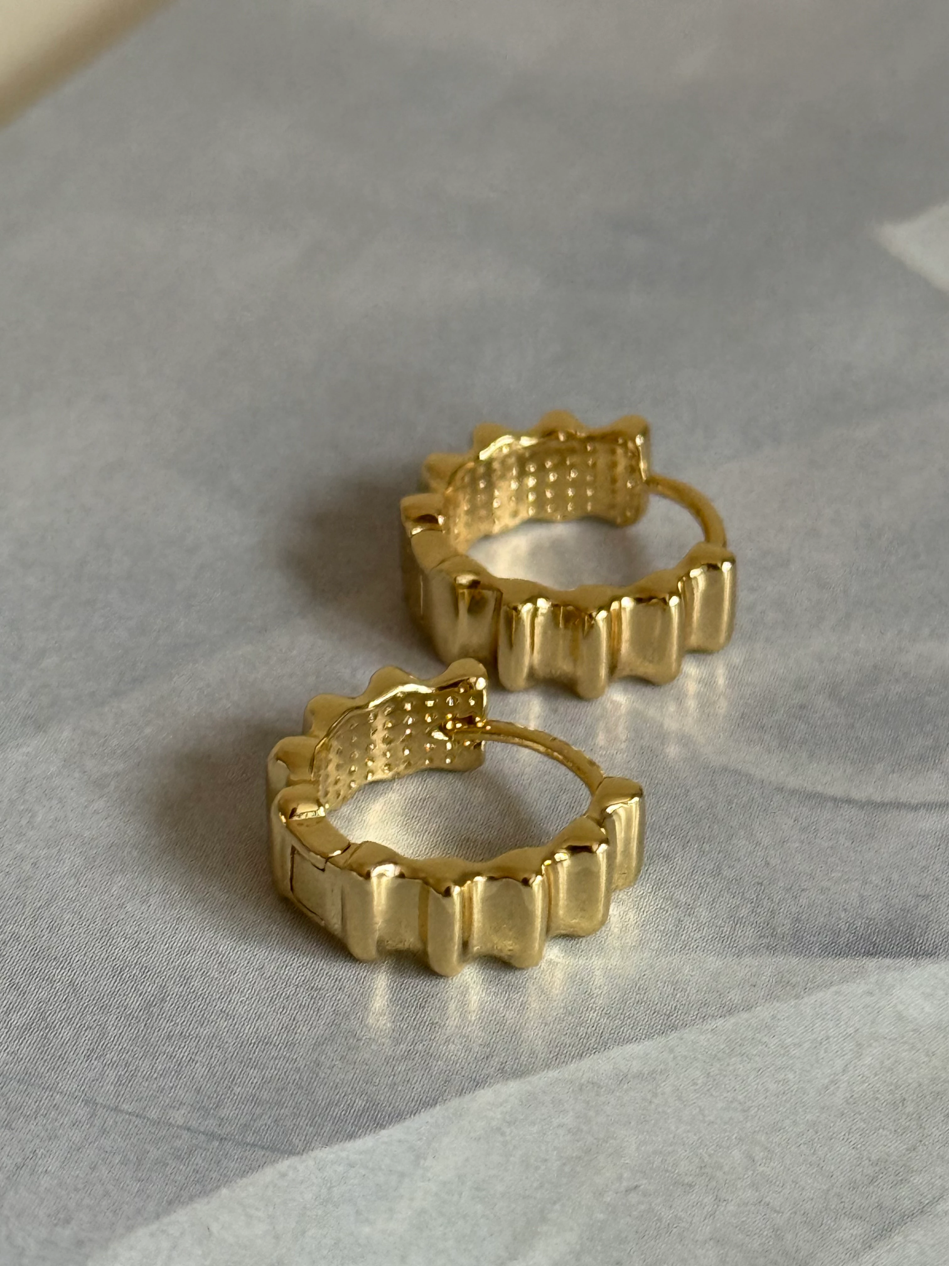 Gold Rengi Tırtıklı Kadın Küpe