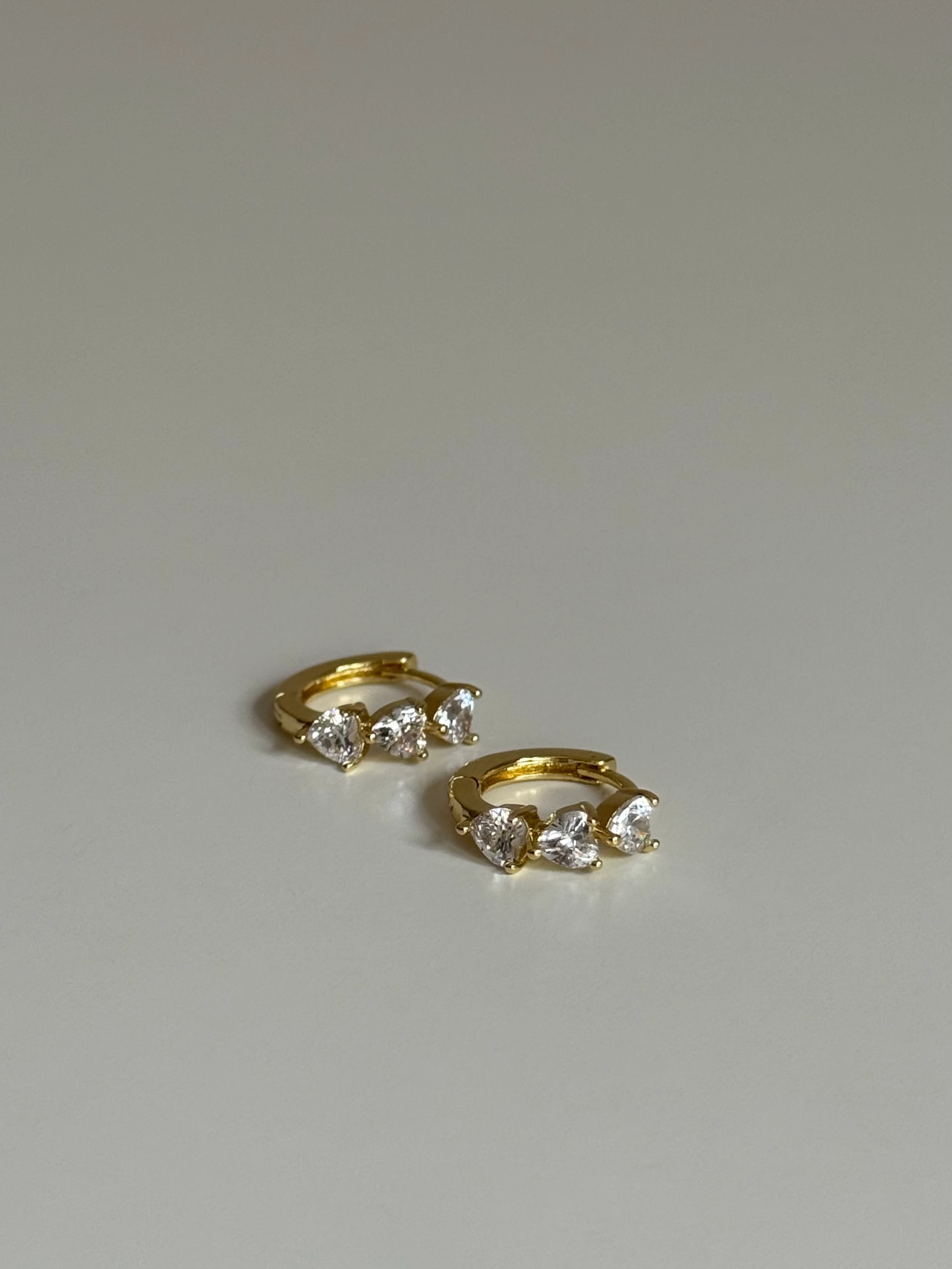 Gold Rengi Üç Kalp Taşlı Minimal Kadın Küpe