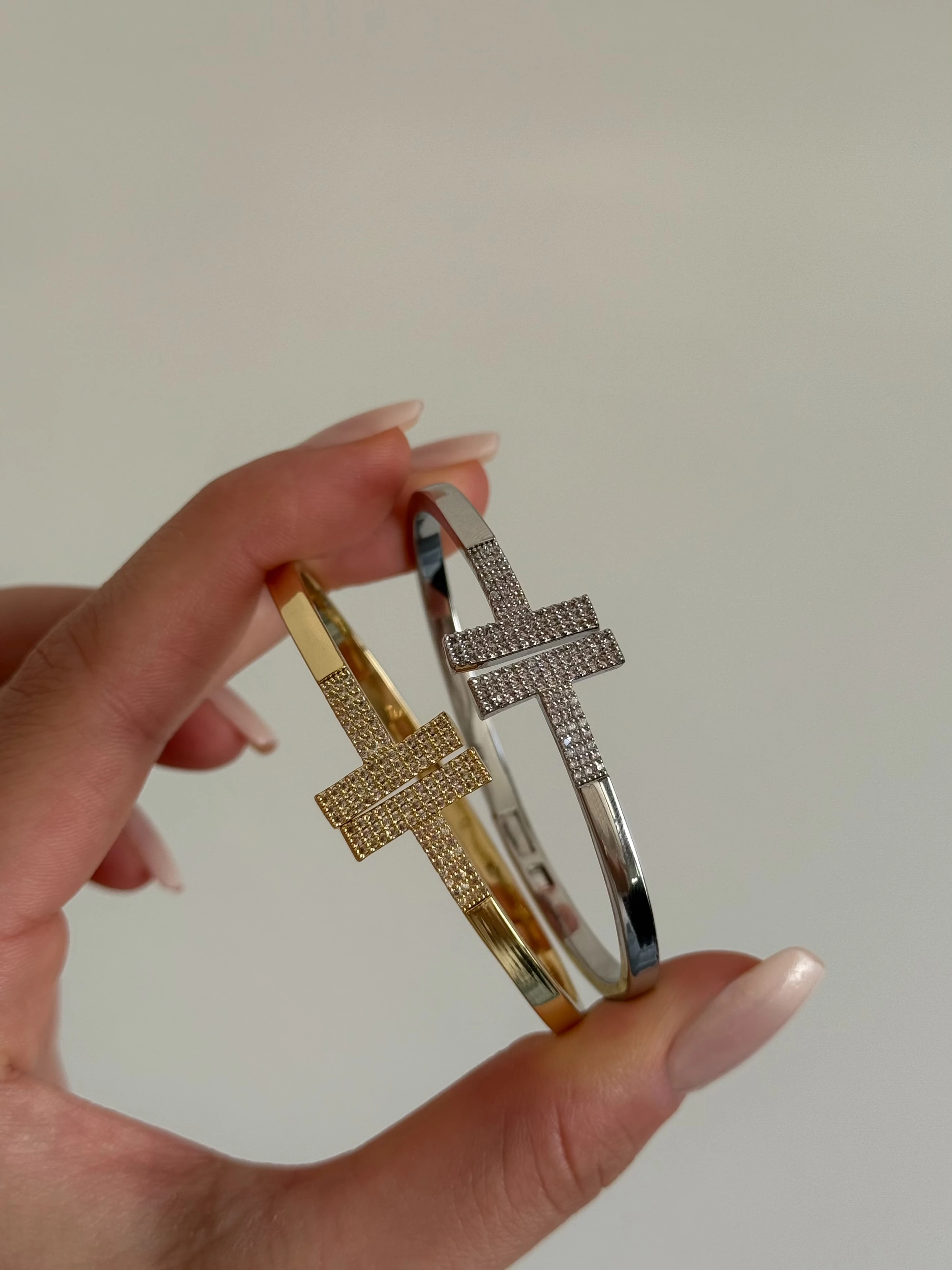 Zirkon Taş Detaylı Kadın Kelepçe Bileklik