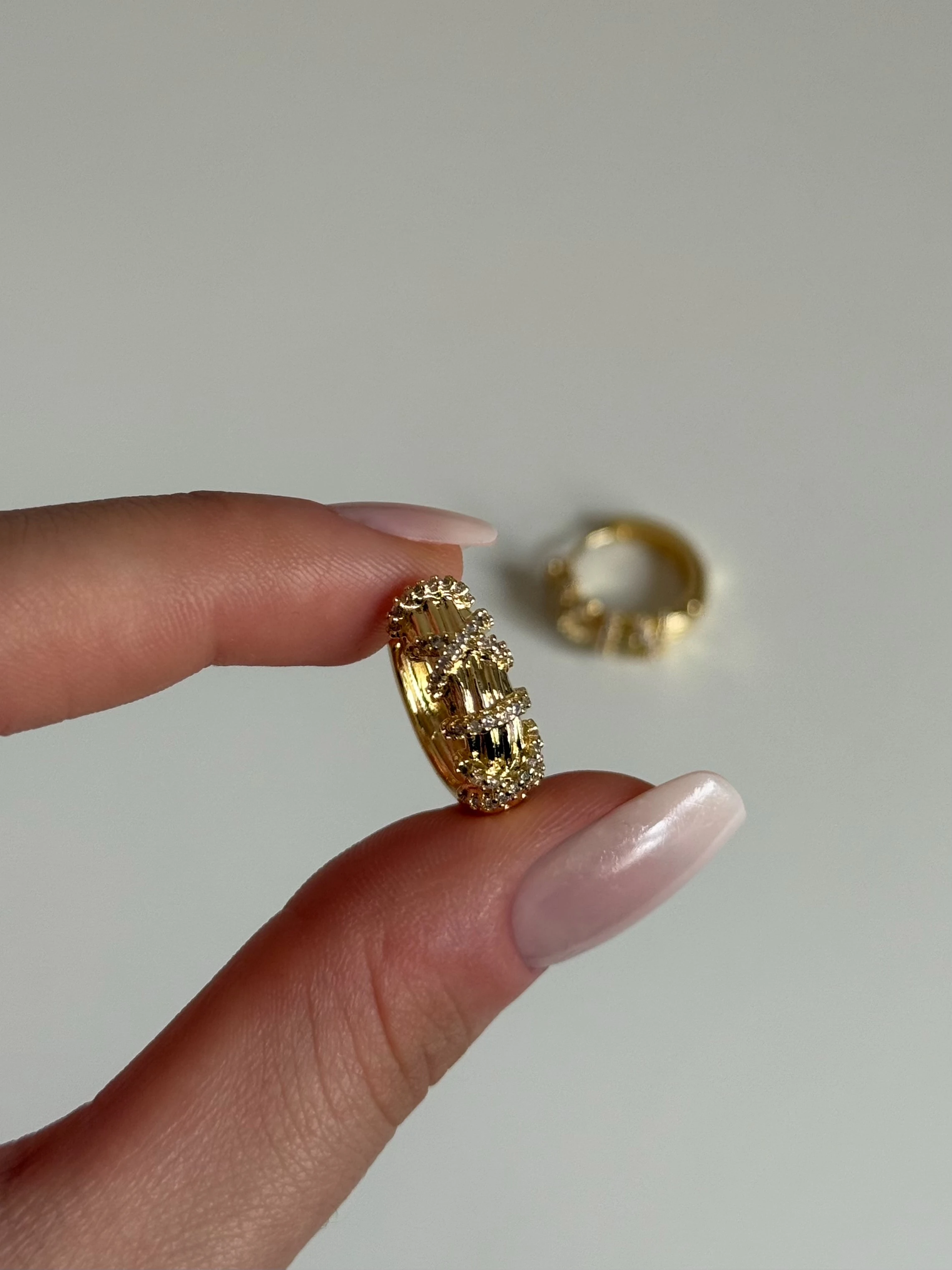 Gold Rengi Zirkon Taşlı Çarpı Detay Kadın Küpe