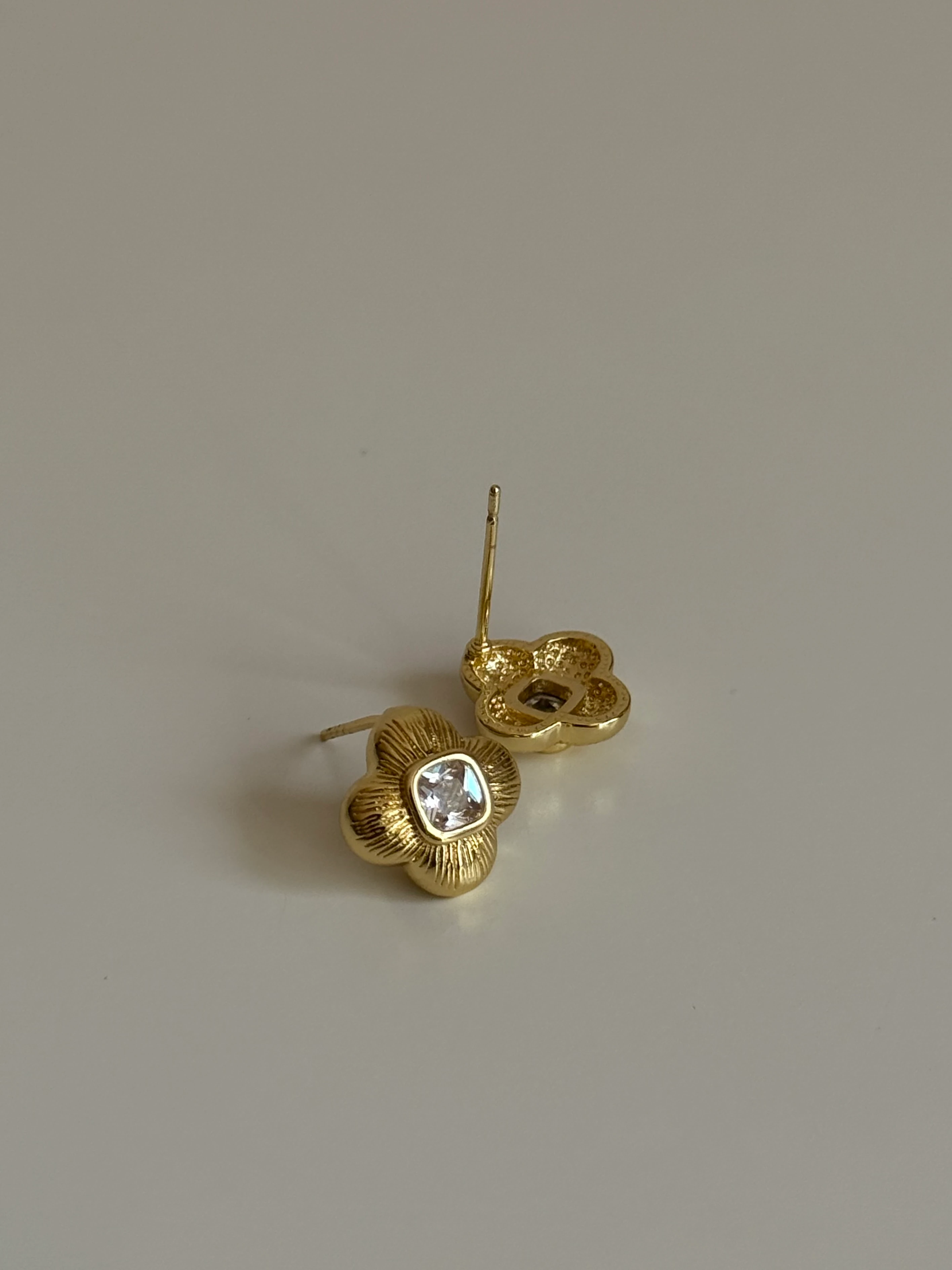 Gold Rengi Kare Taş Detaylı Minimal Yonca Kadın Küpe