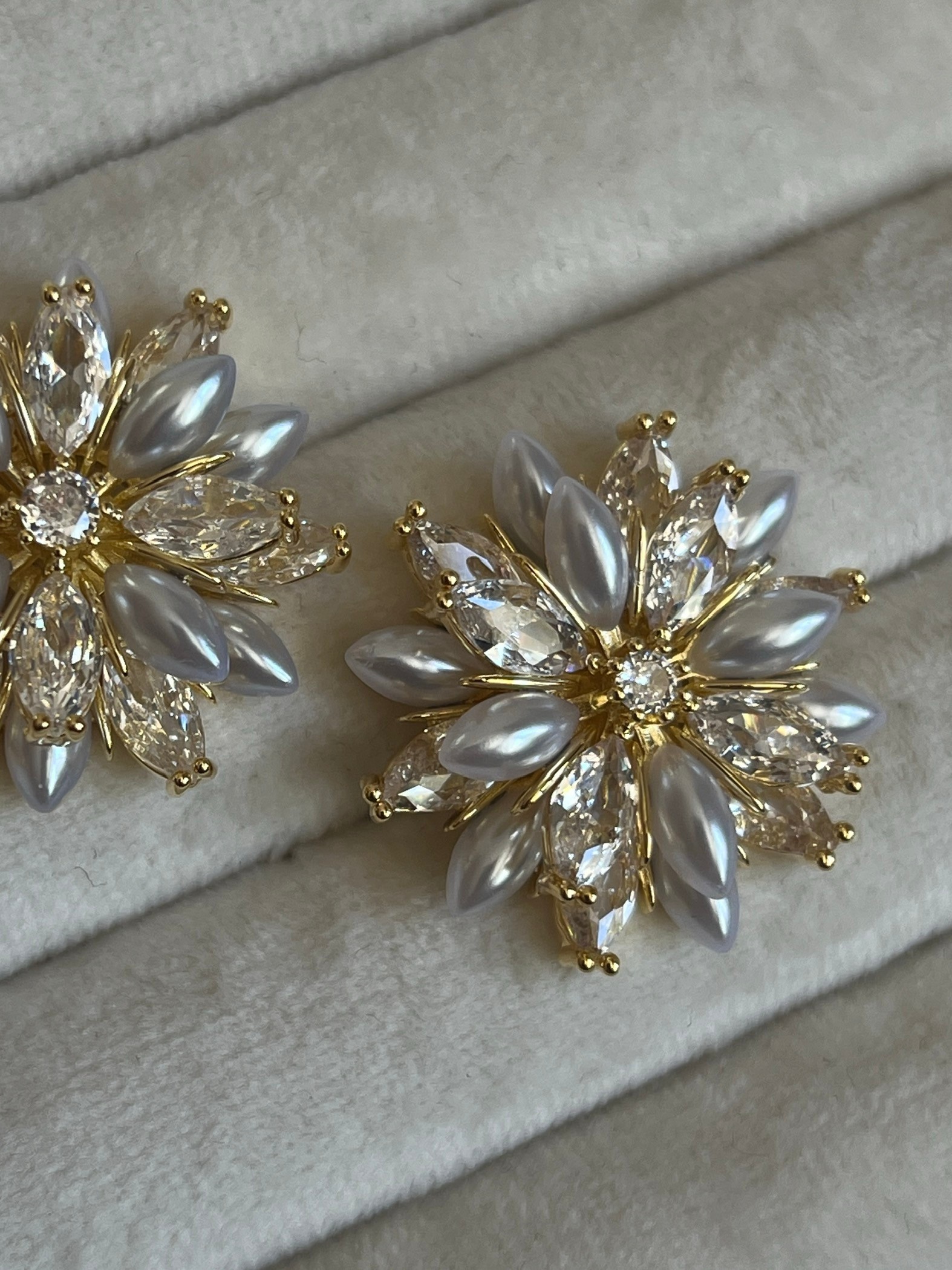 Gold Rengi Damla Zirkon Taşlı Çiçek Model Kadın Küpe