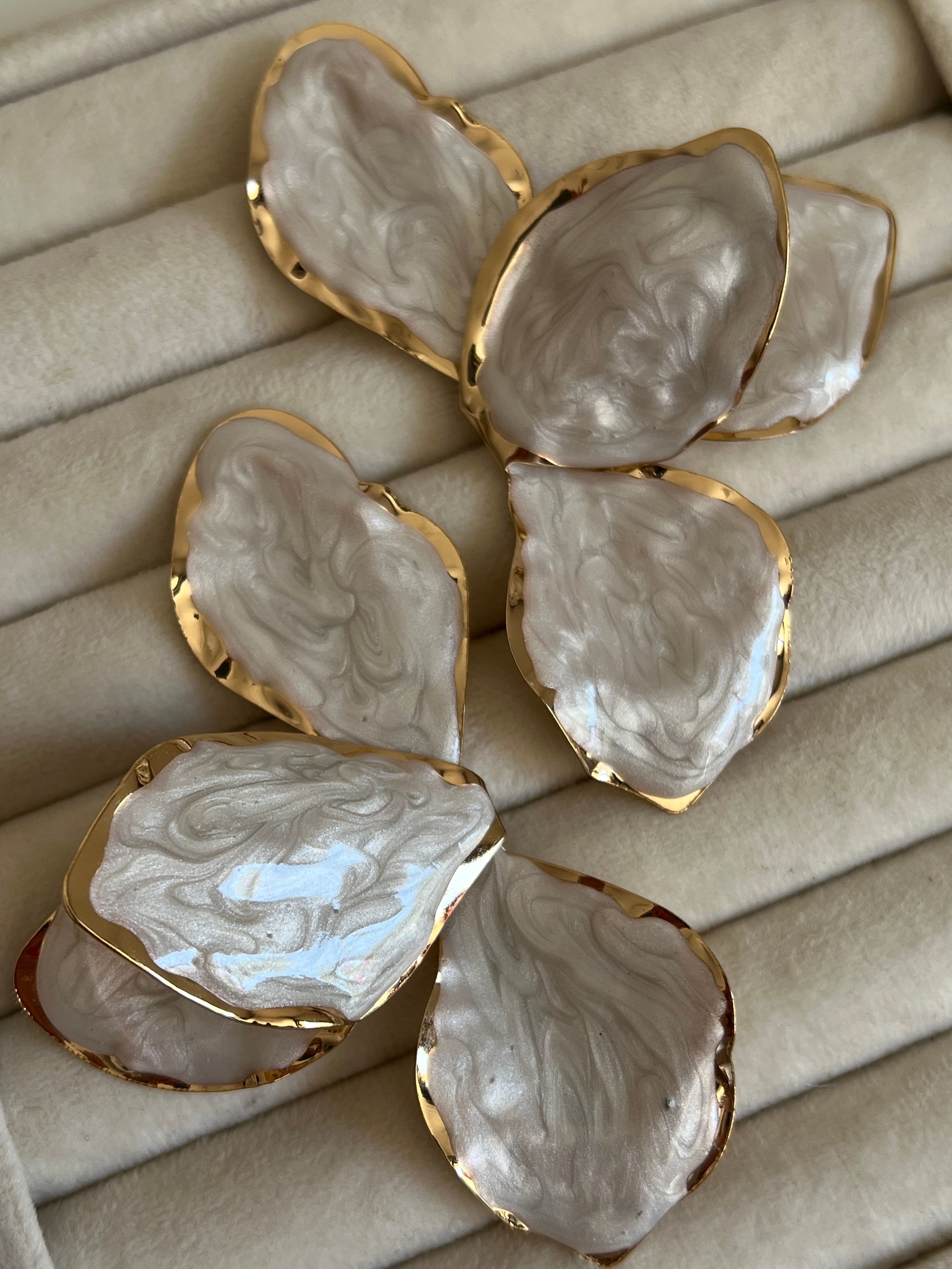 Gold Rengi Beyaz Yaprak Model Kadın Küpe