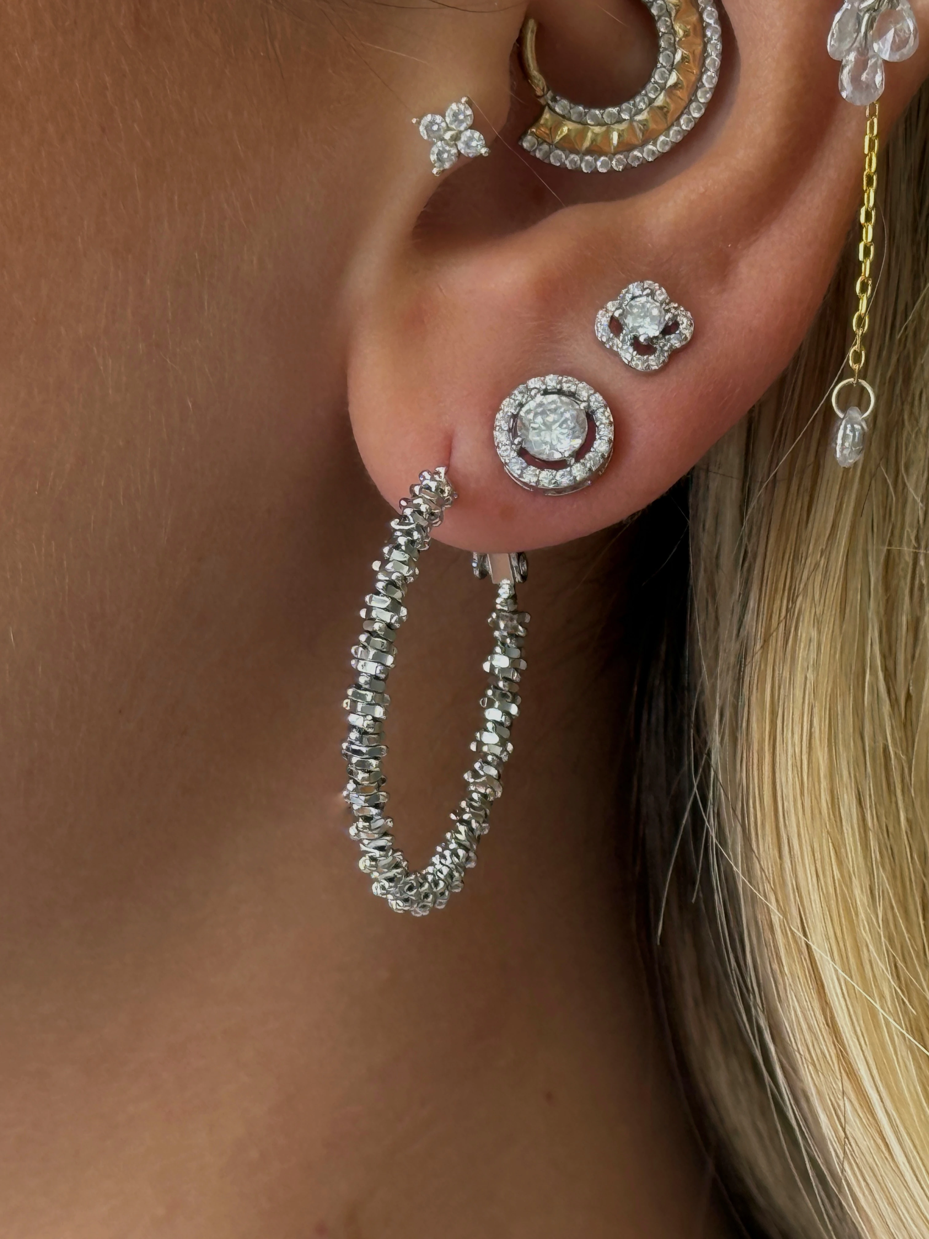 Zirkon Taşlı Çiçek Model Kadın Minimal Küpe