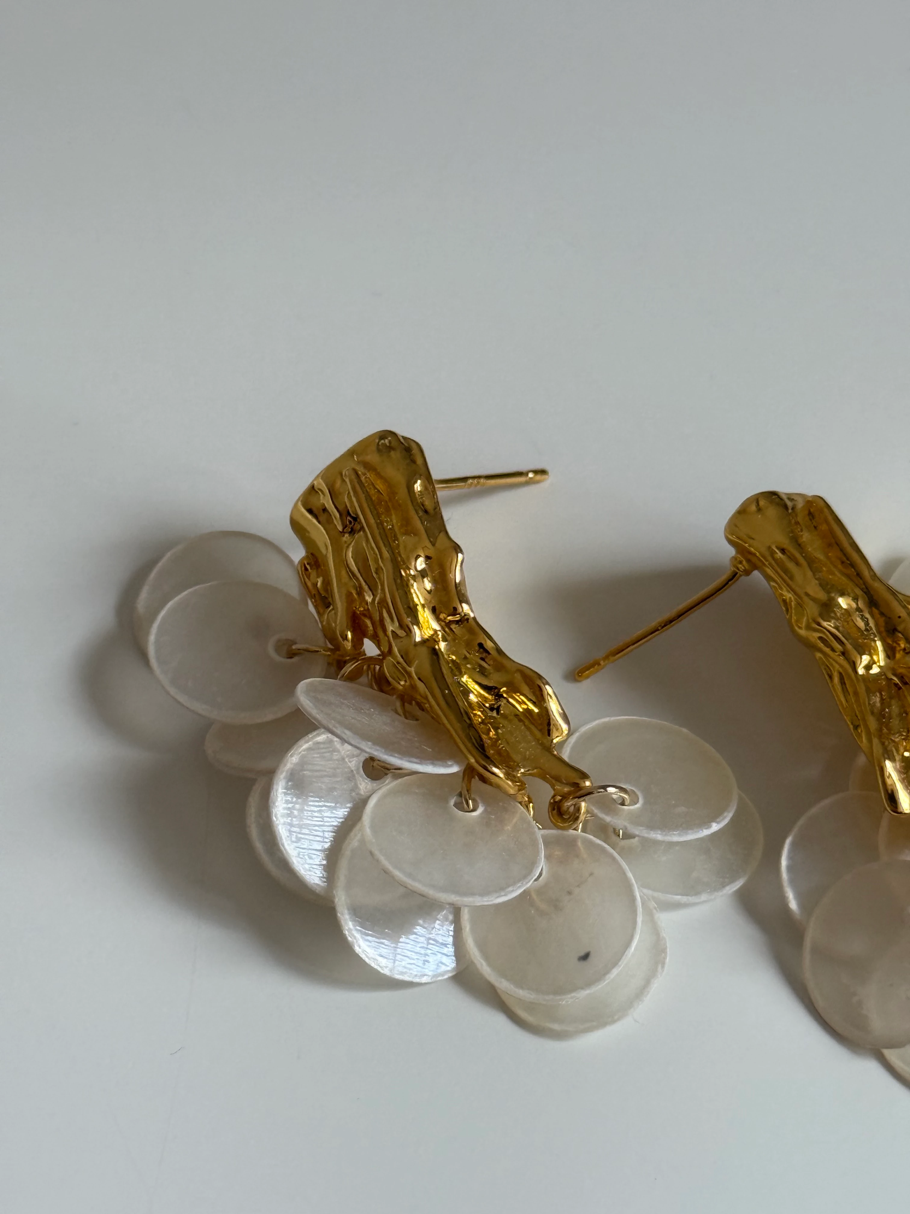 Gold Rengi Yuvarlak Sedef Taşlı Kadın Küpe