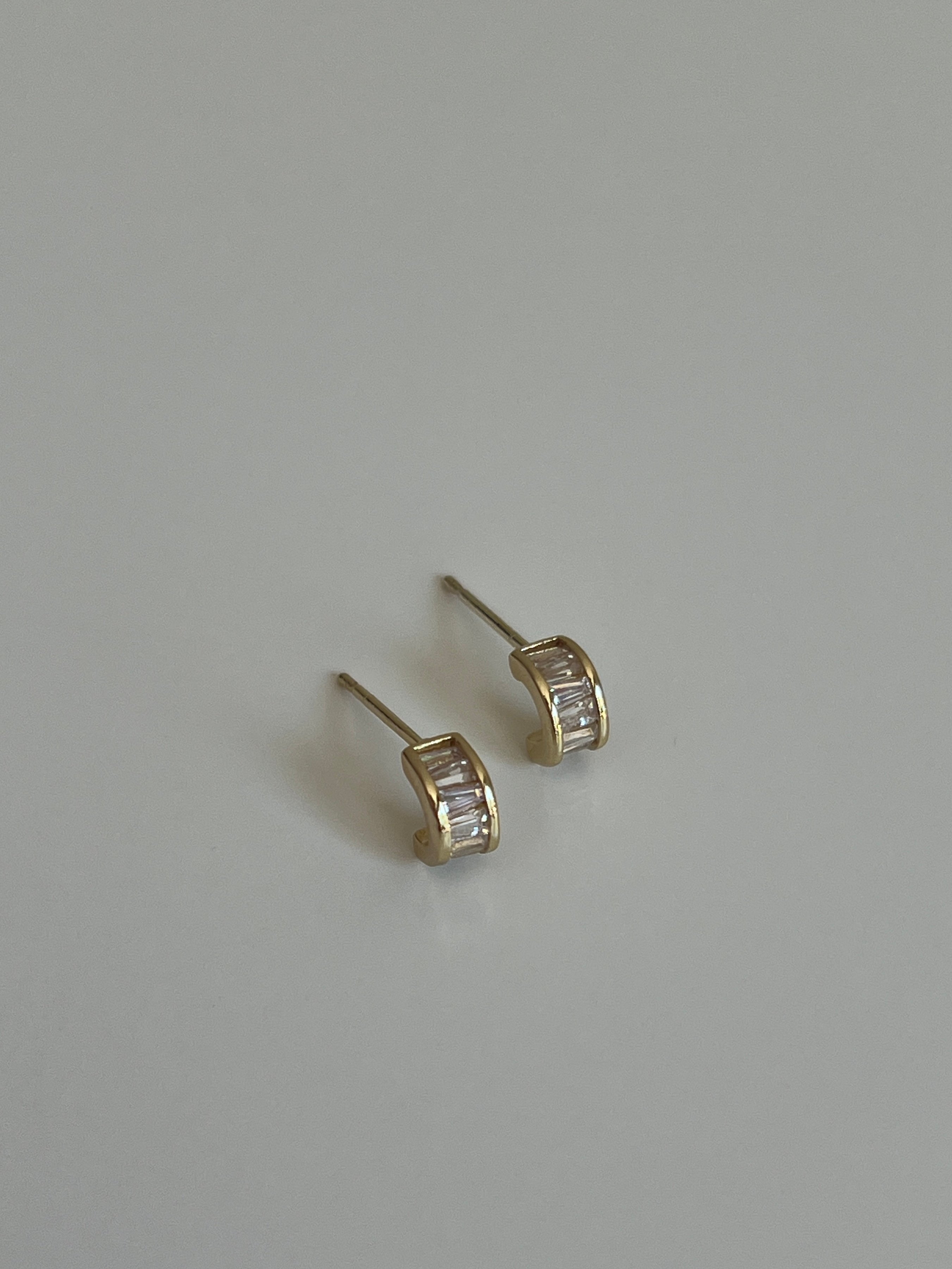 Gold Rengi Baget Taşlı Kadın Minimal Küpe