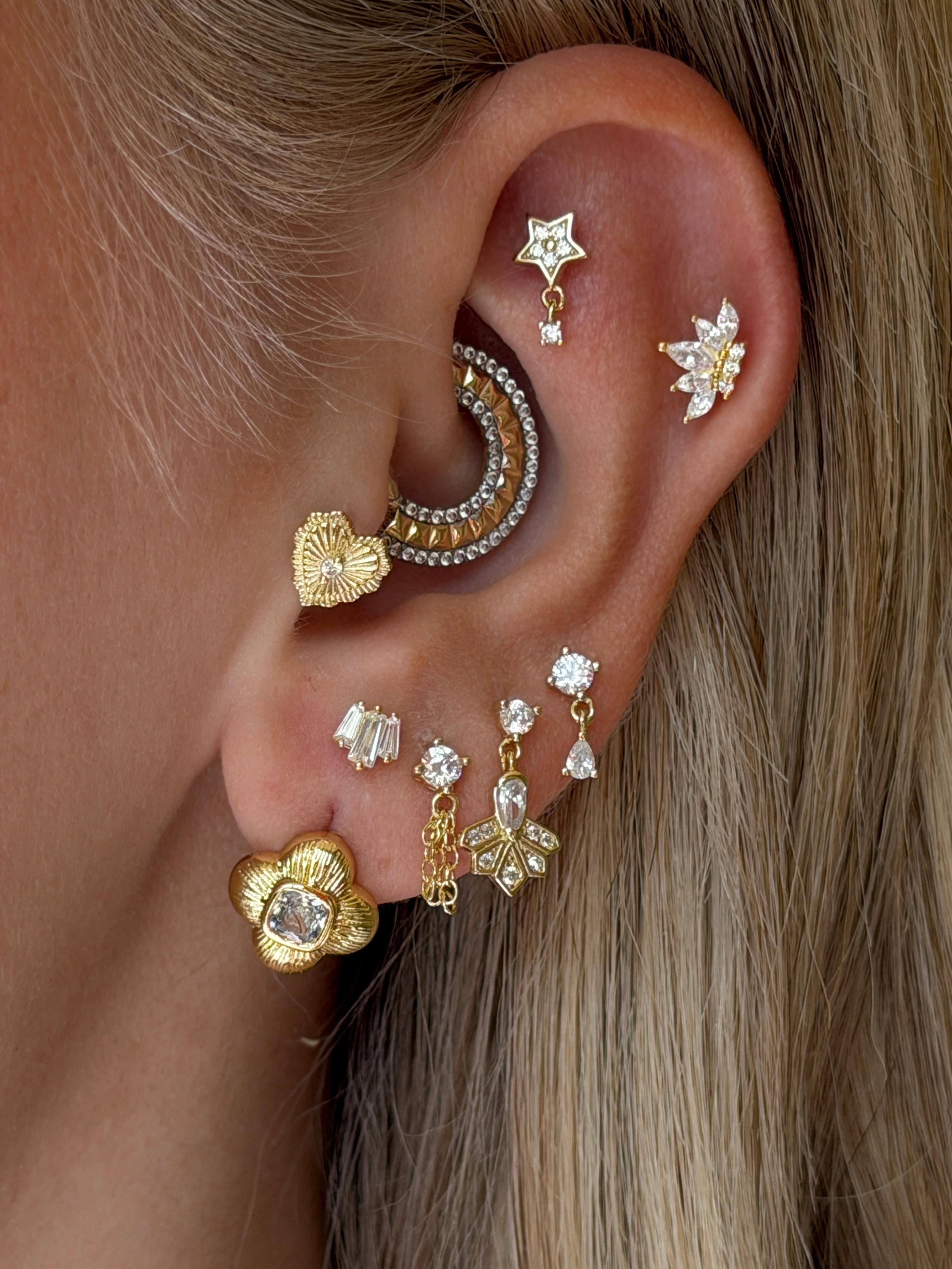 Gold Rengi Kare Taş Detaylı Minimal Yonca Kadın Küpe