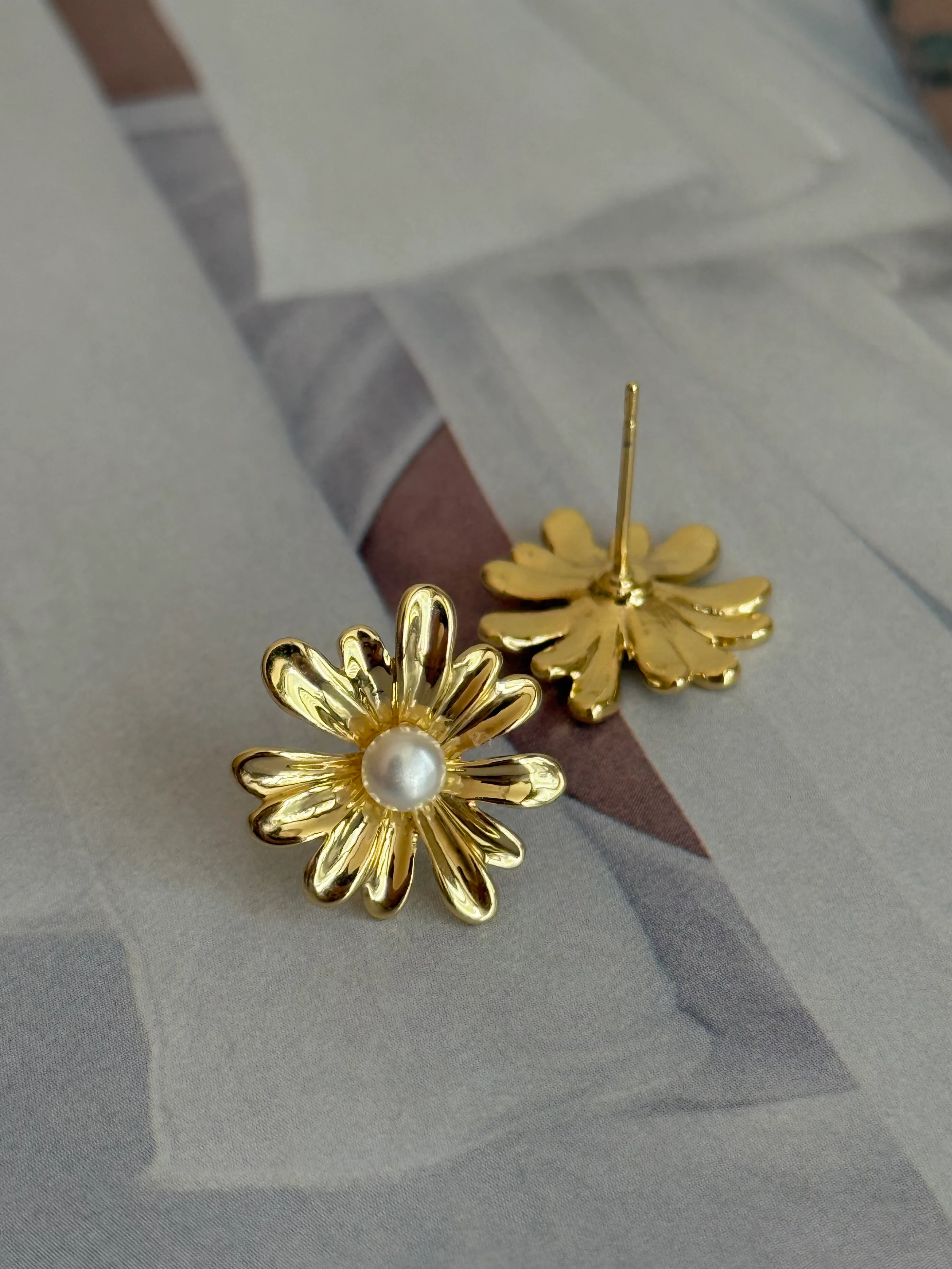 Gold Rengi İnci Detaylı Papatya Kadın Küpe