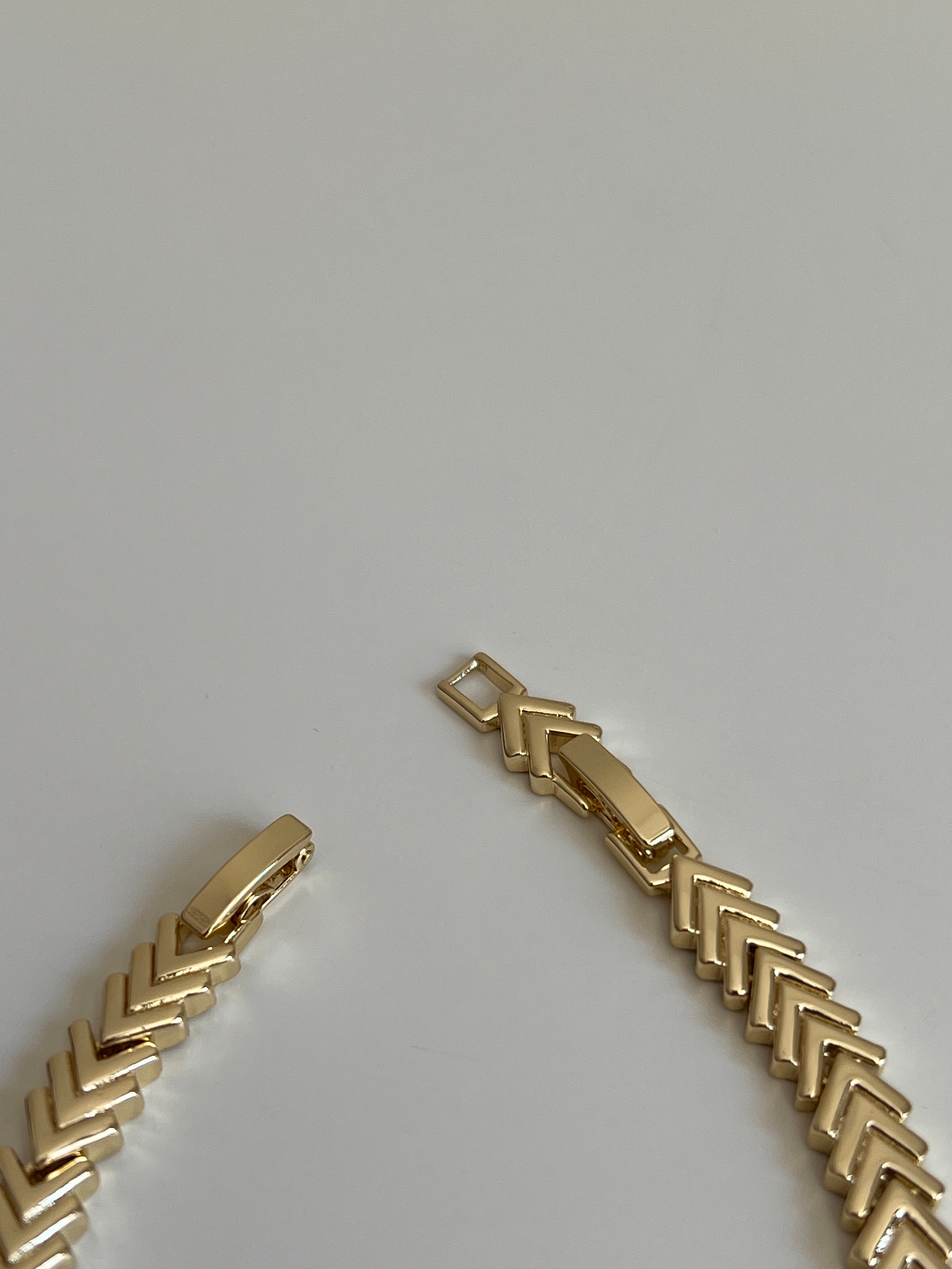 Gold Rengi Zirkon Taşlı Sıralı V Model Kadın Bileklik