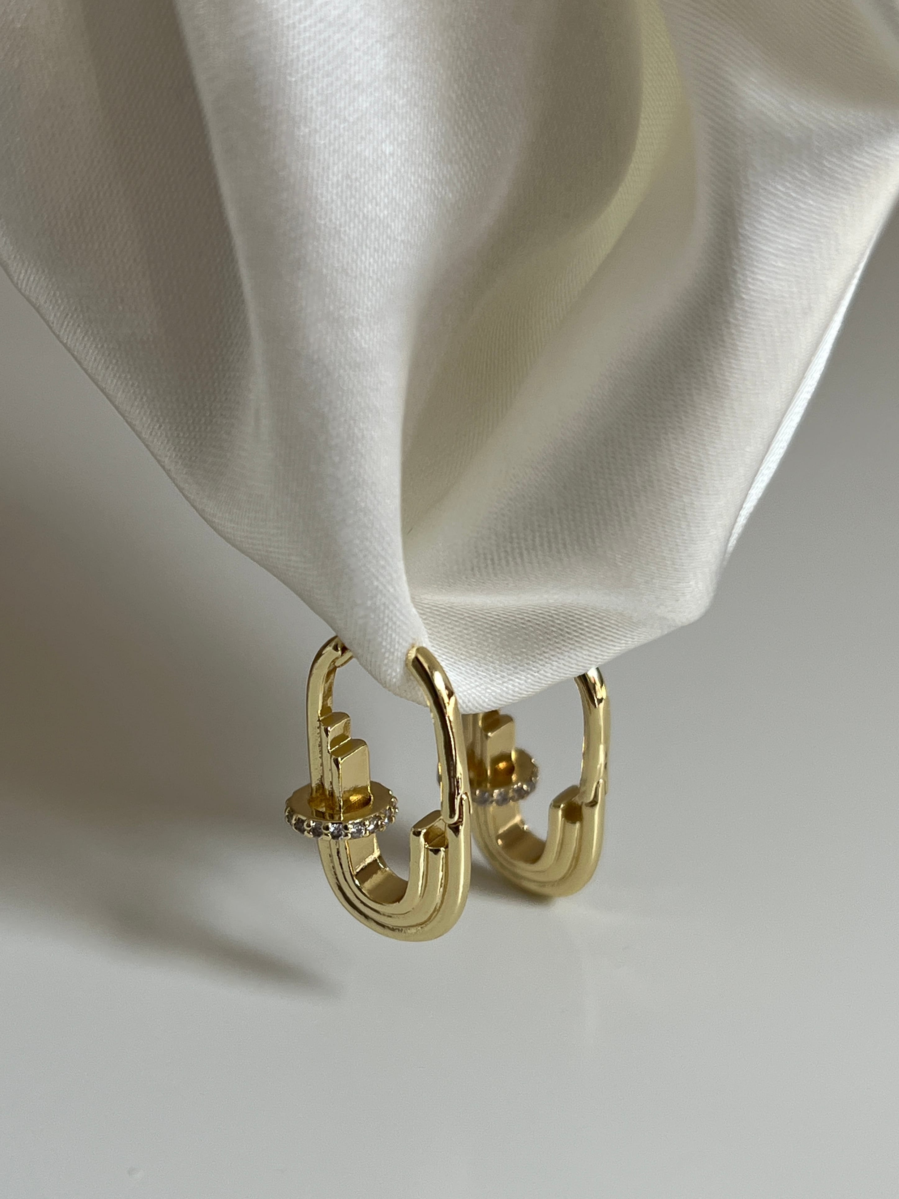 Gold Rengi Zirkon Taşlı Oval Model Kadın Küpe