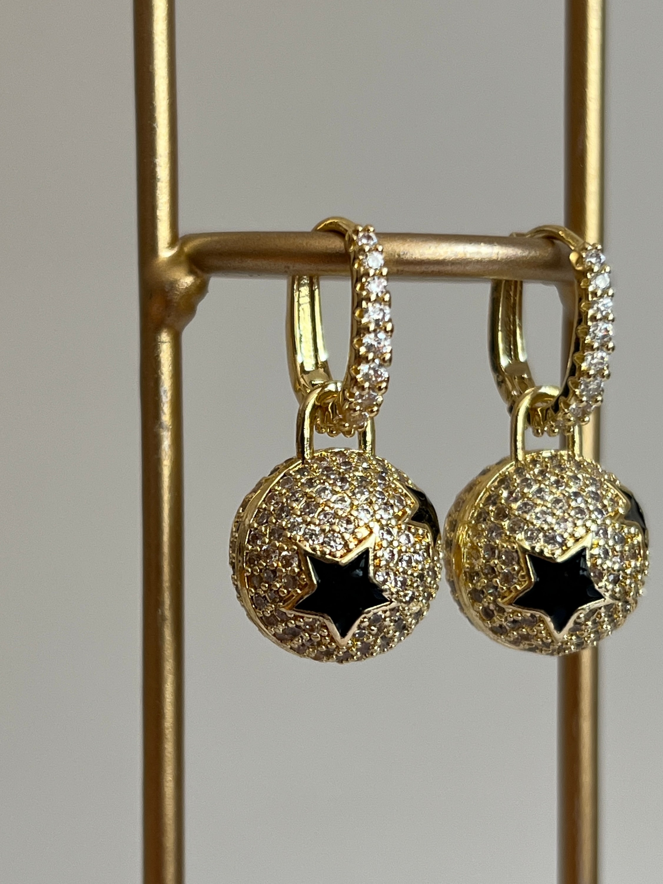 Gold Renkli Zirkon Taşlı Yıldız Desenli Top Sallantılı Kadın Küpe