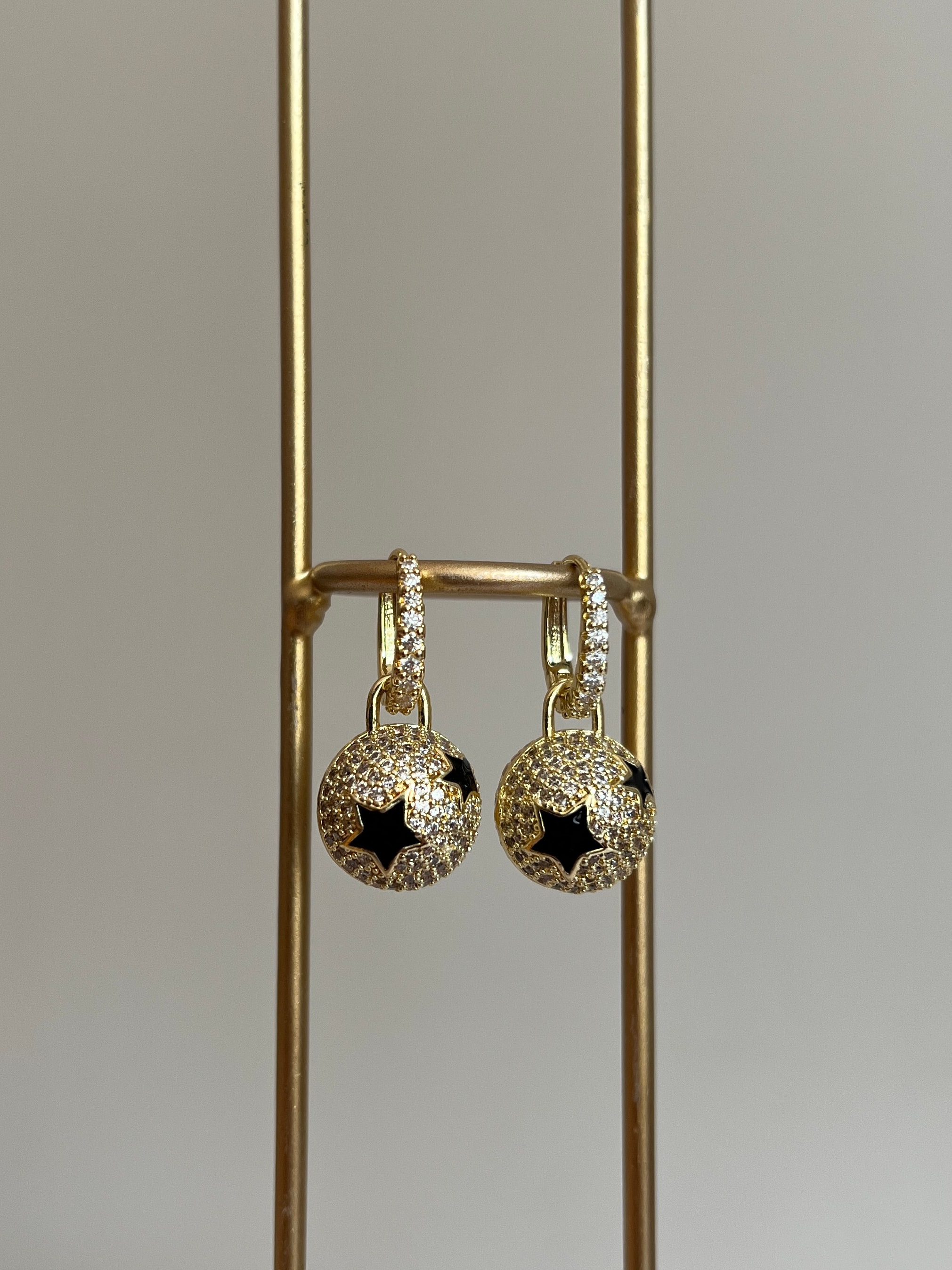 Gold Renkli Zirkon Taşlı Yıldız Desenli Top Sallantılı Kadın Küpe
