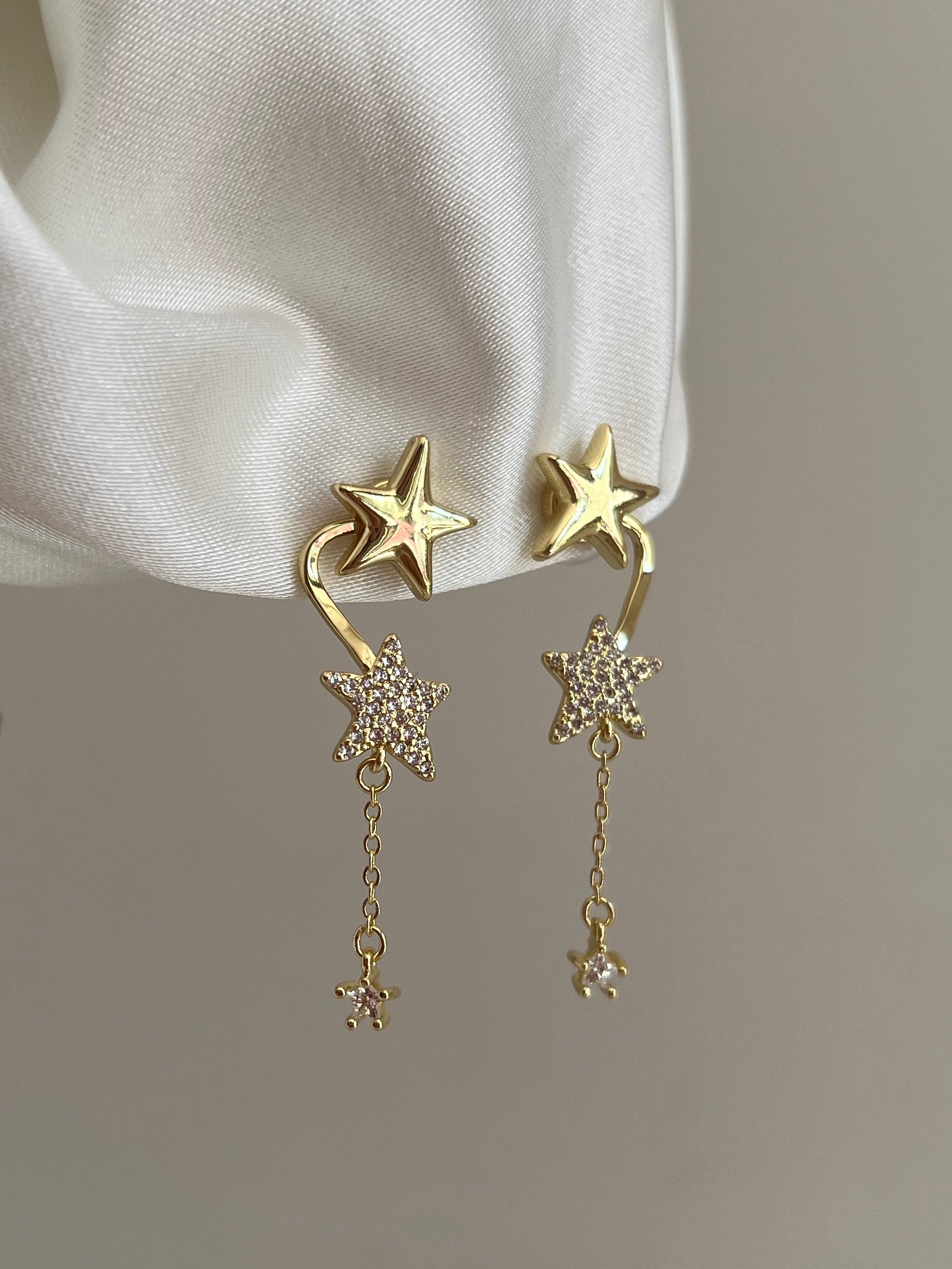 Gold Rengi Zirkon Taşlı Yıldız Model Sallantılı Kadın Küpe