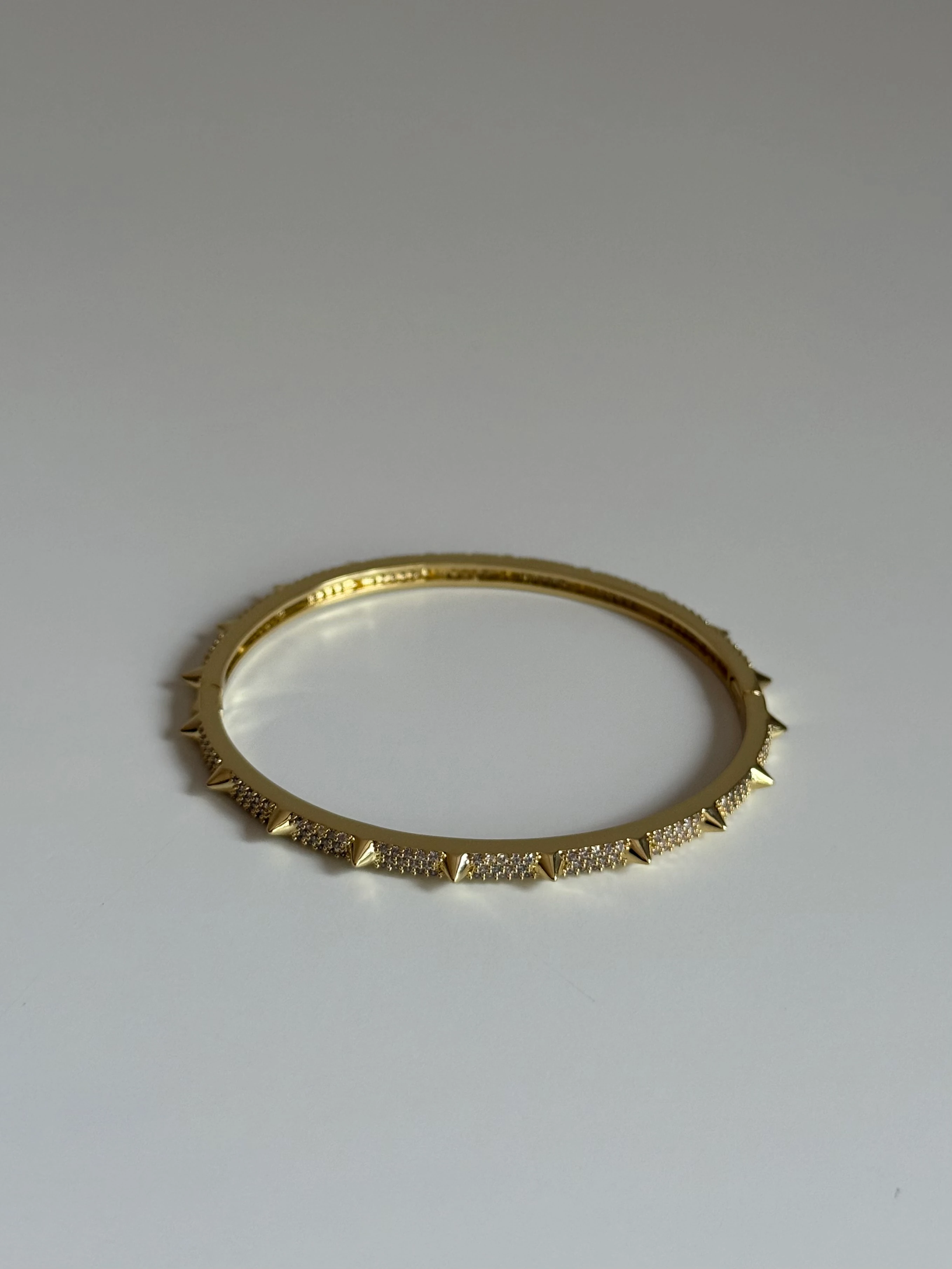 Zirkon Taş Detaylı Çivi Model Kadın Kelepçe Bileklik