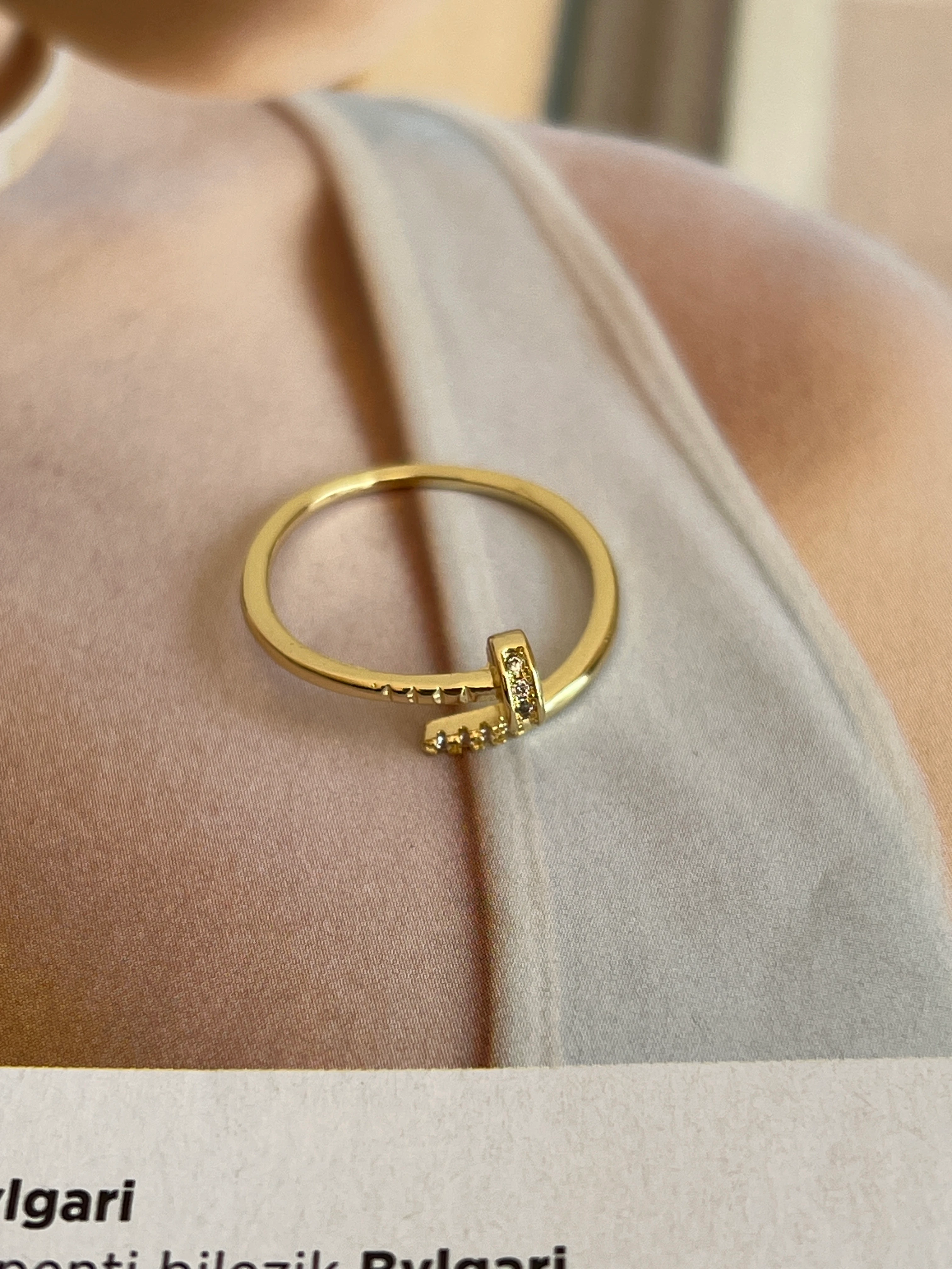 Zirkon Taş Detaylı Yuvarlak Çivi Kadın Yüzük