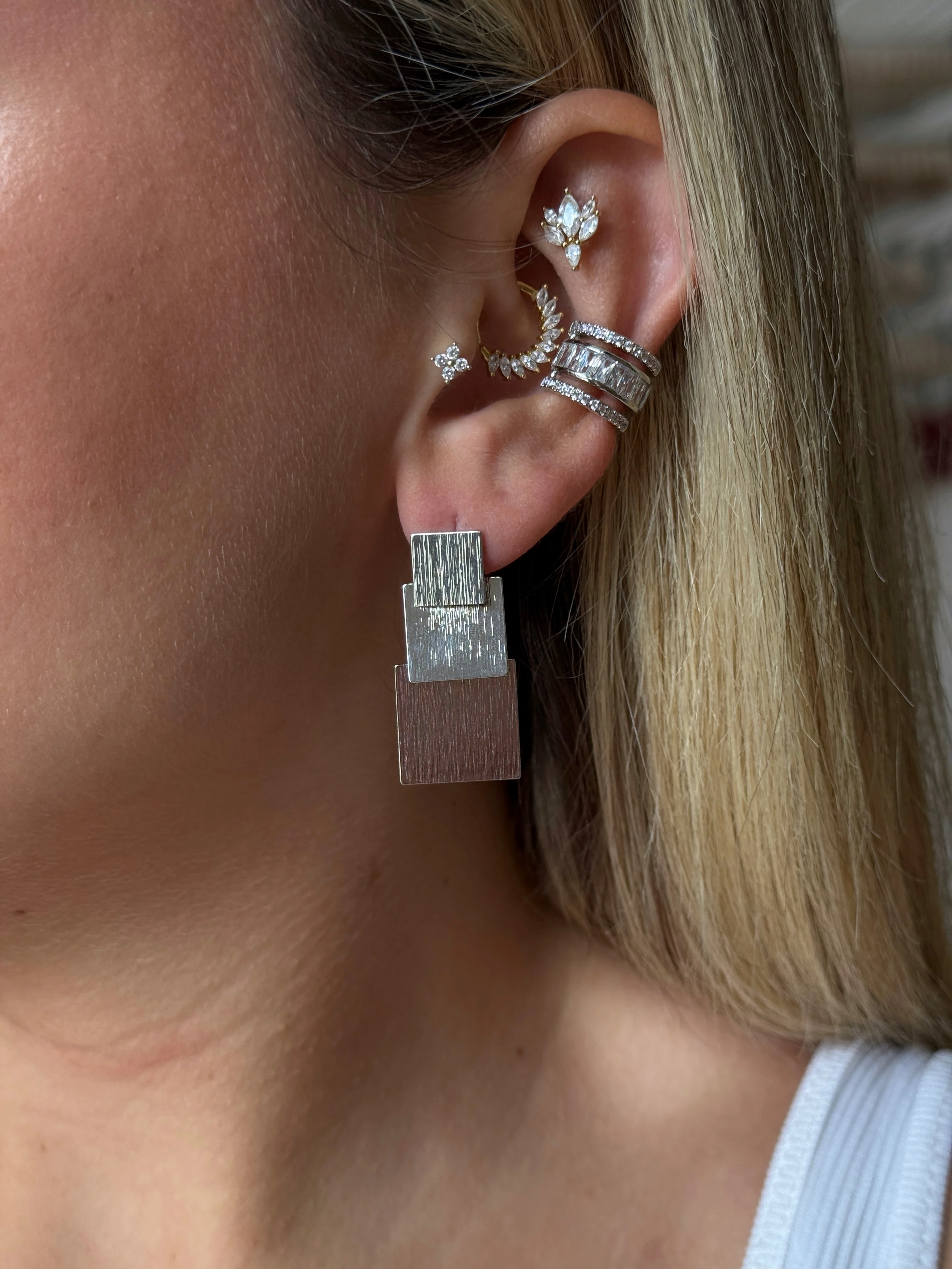 Üç Sıra Baget Zirkon Taşlı Kadın Kıkırdak Küpe