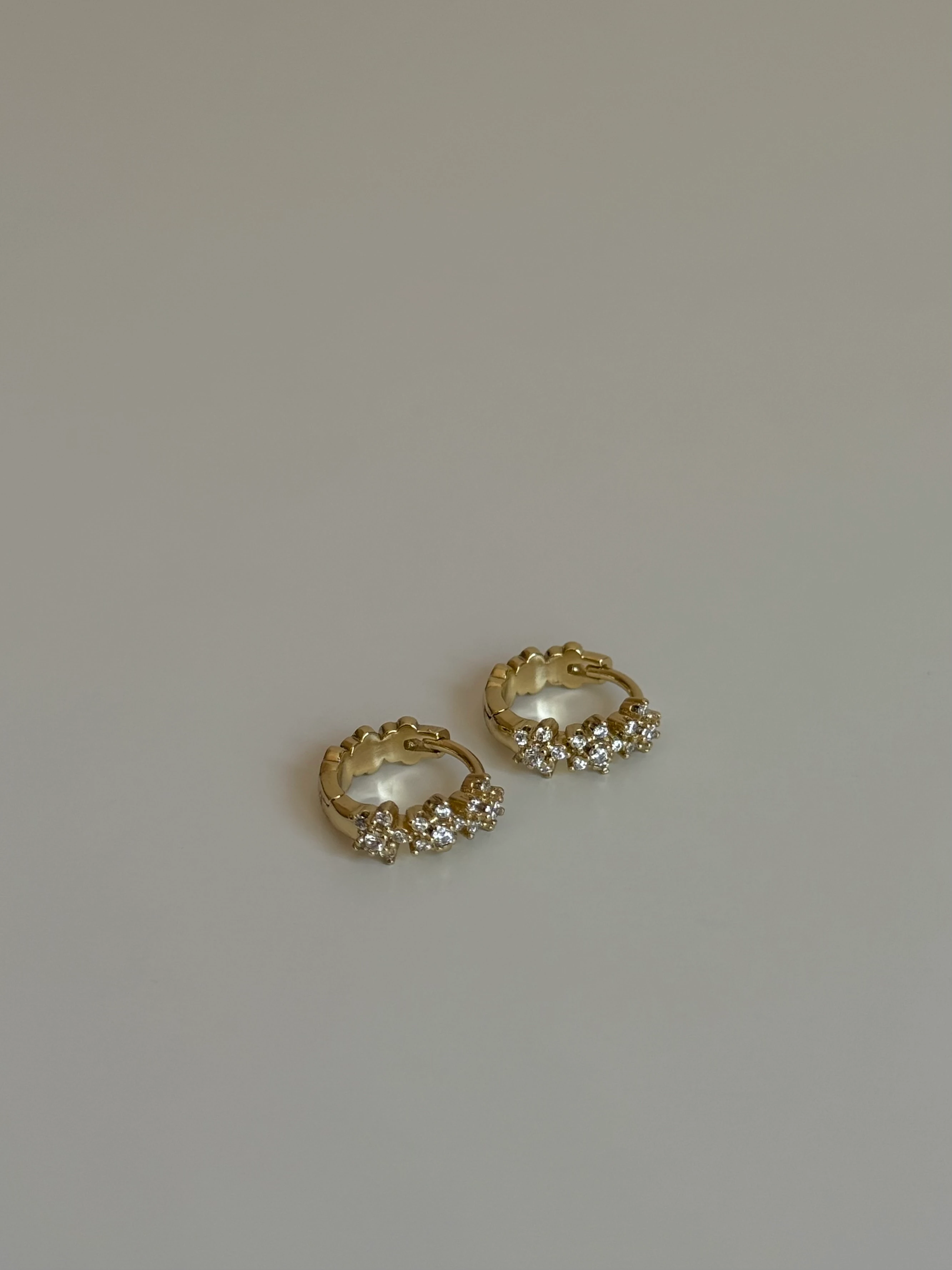 Gold Rengi Zirkon Taşlı Üç Çiçek Model Xupıng Halka Kadın Küpe