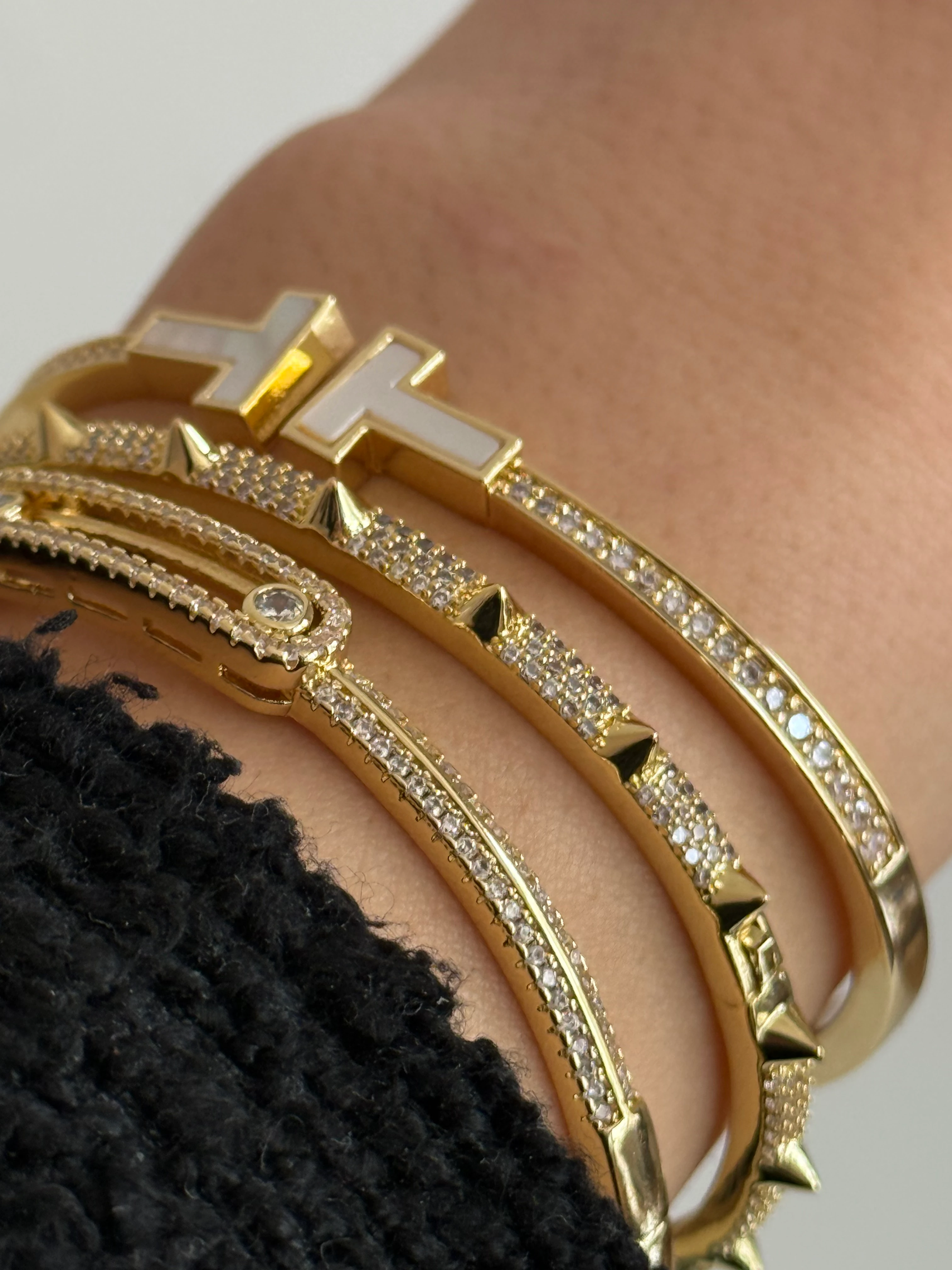 Zirkon Taş Detaylı Çivi Model Kadın Kelepçe Bileklik