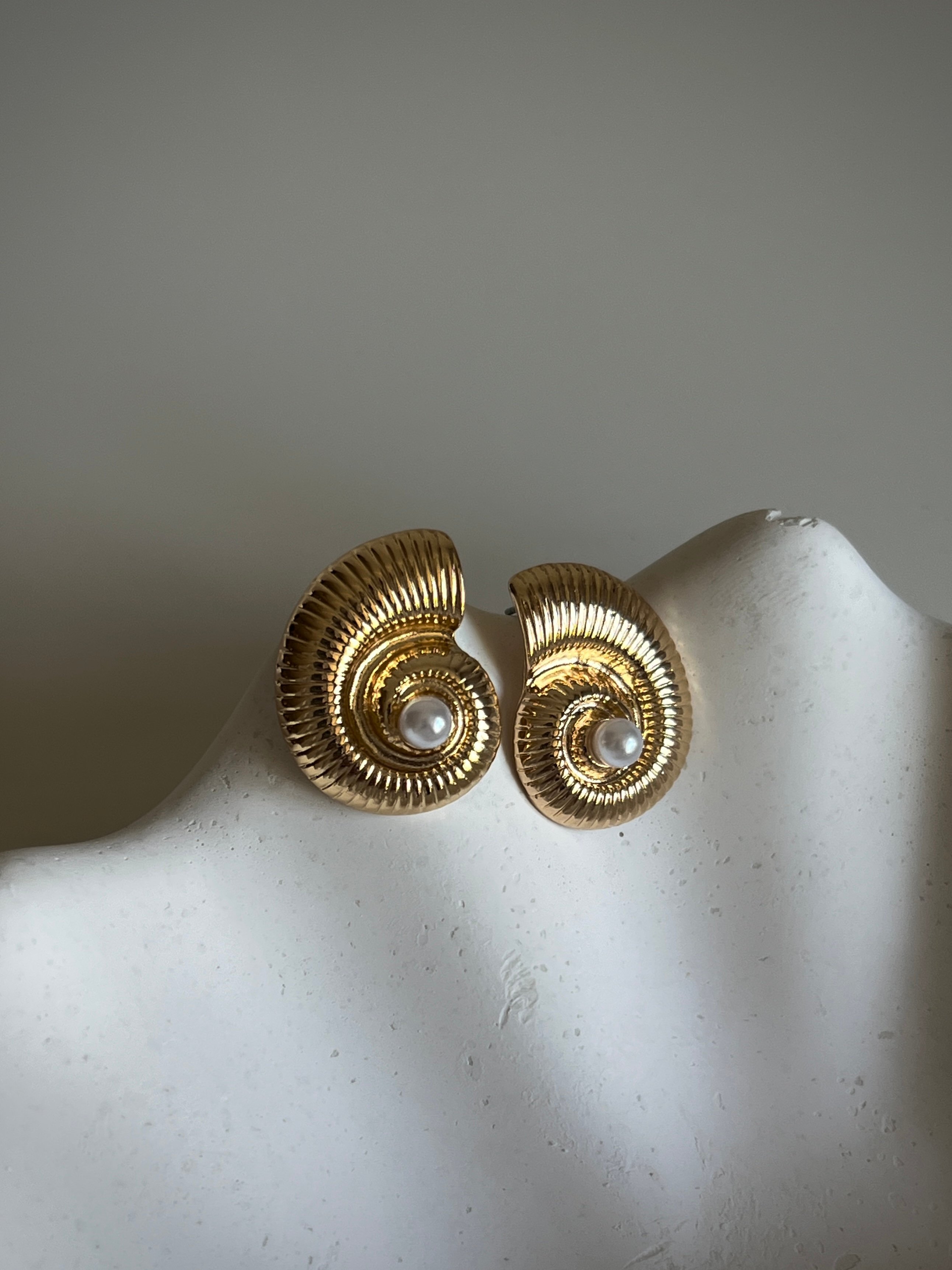 Gold Rengi İnci Detaylı Kadın Küpe