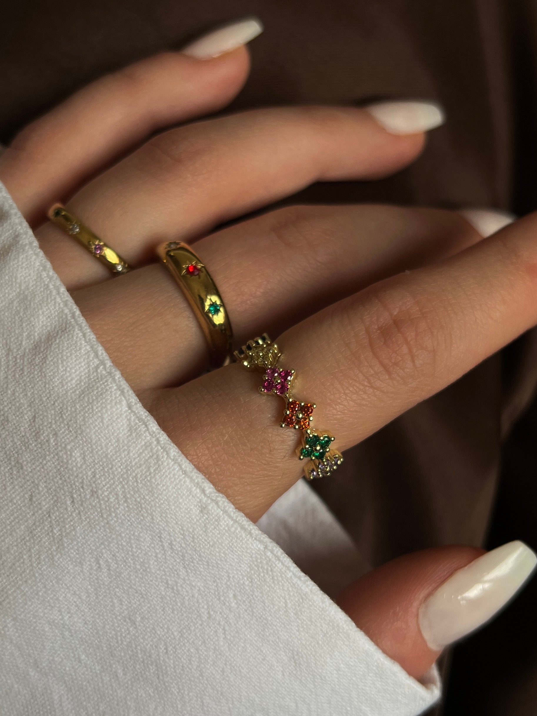 Gold Rengi Renkli Zirkon Taşlı Sıralı Yonca Model Kadın Yüzük