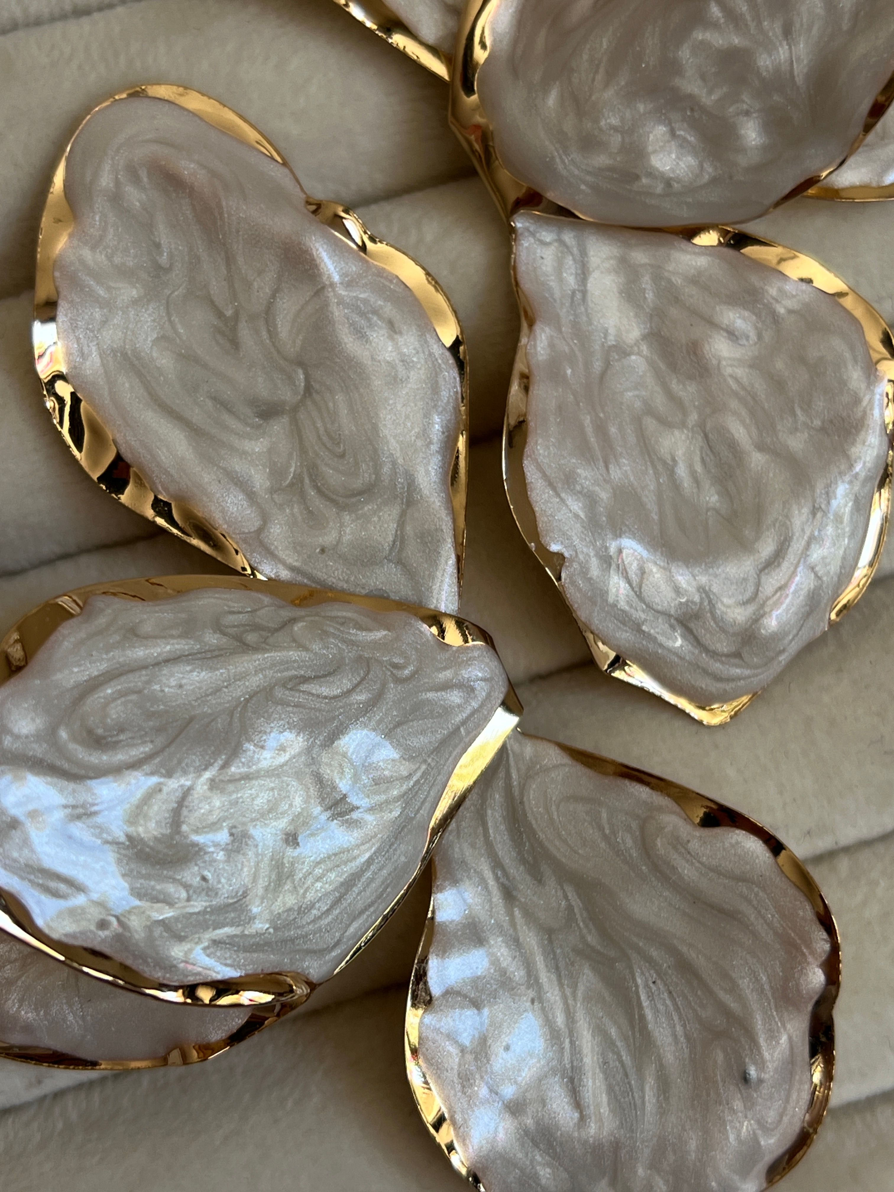 Gold Rengi Beyaz Yaprak Model Kadın Küpe