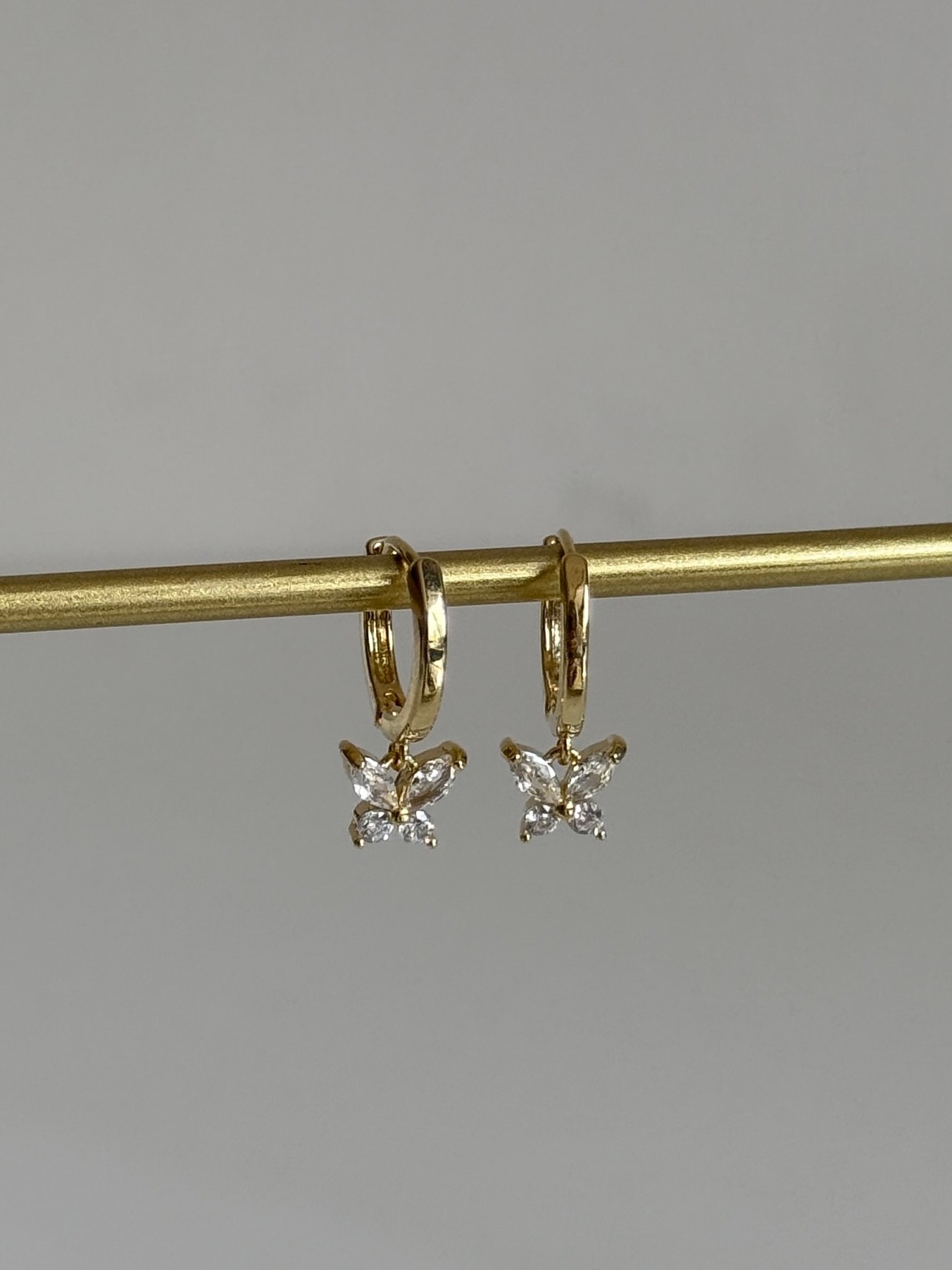 Gold Rengi Kelebek Zirkon Taş Sallantılı Kadın Küpe