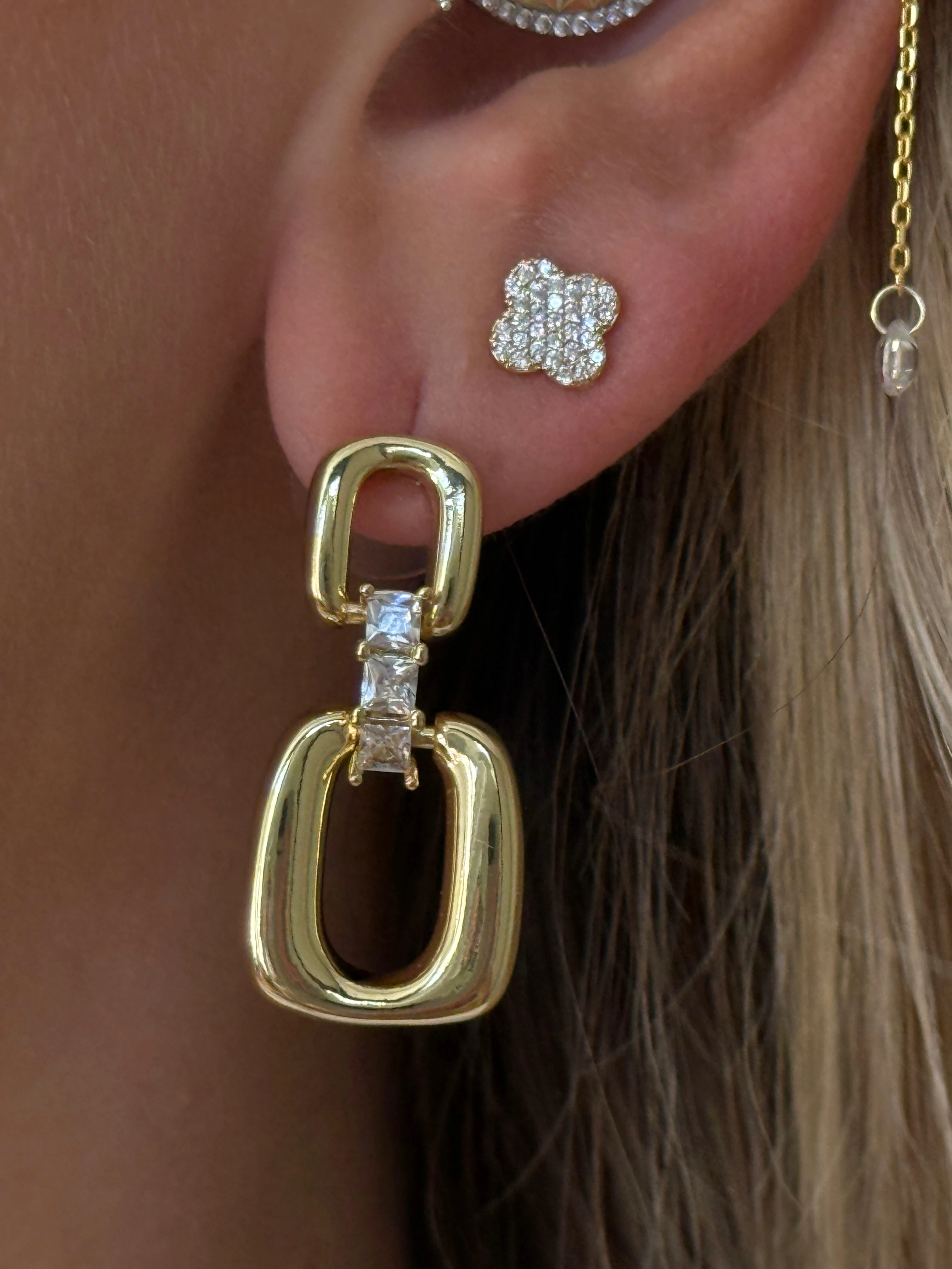 Zirkon Taşlı Yonca Model Kadın Minimal Küpe