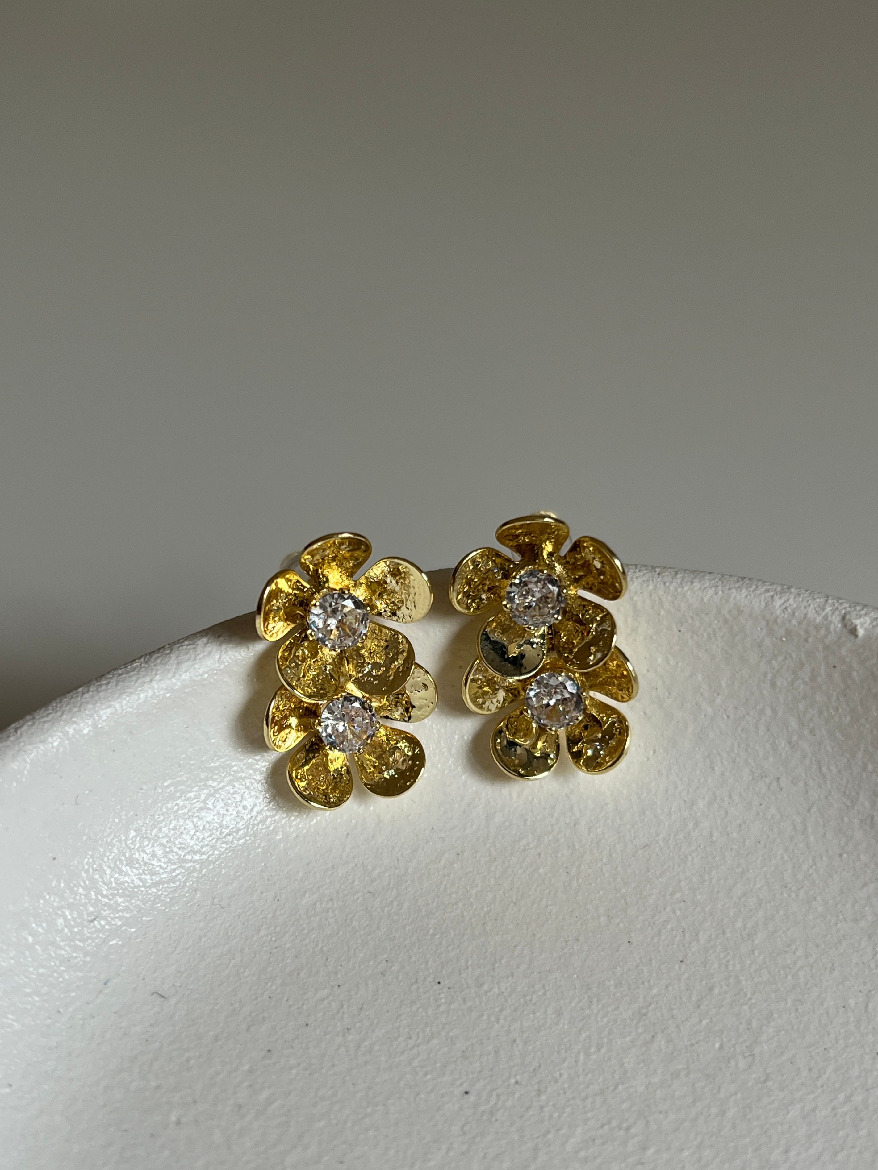 Gold Rengi Zirkon Taşlı Çift Çiçek Model Kadın Küpe