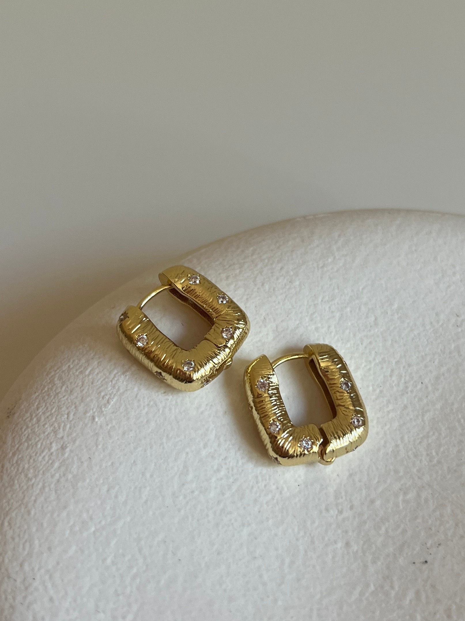 Gold Rengi Zirkon Taş Detaylı Kadın Kare Model Küpe
