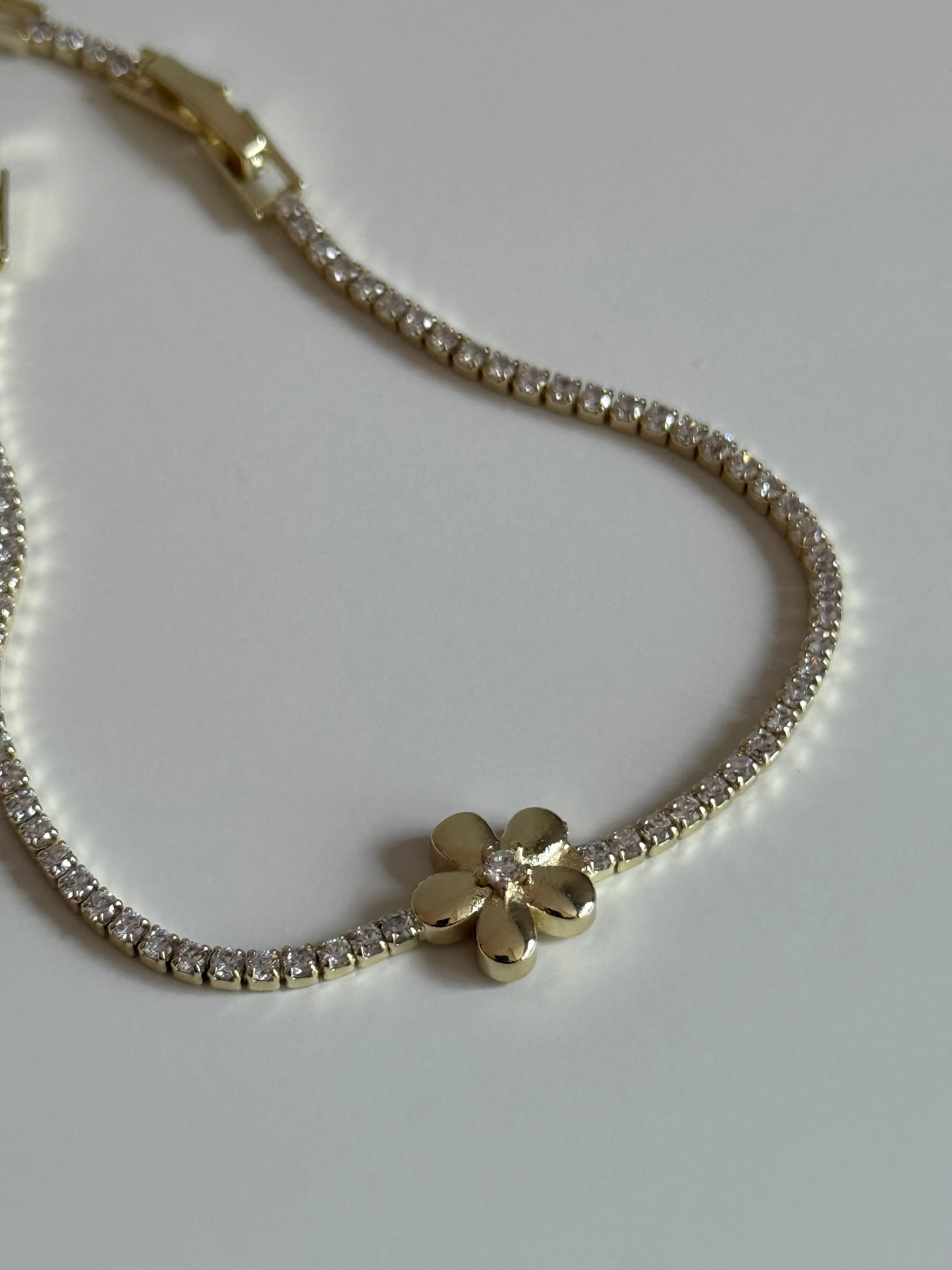 Taş Detaylı Çiçek Figür Su Yolu Kadın Bileklik