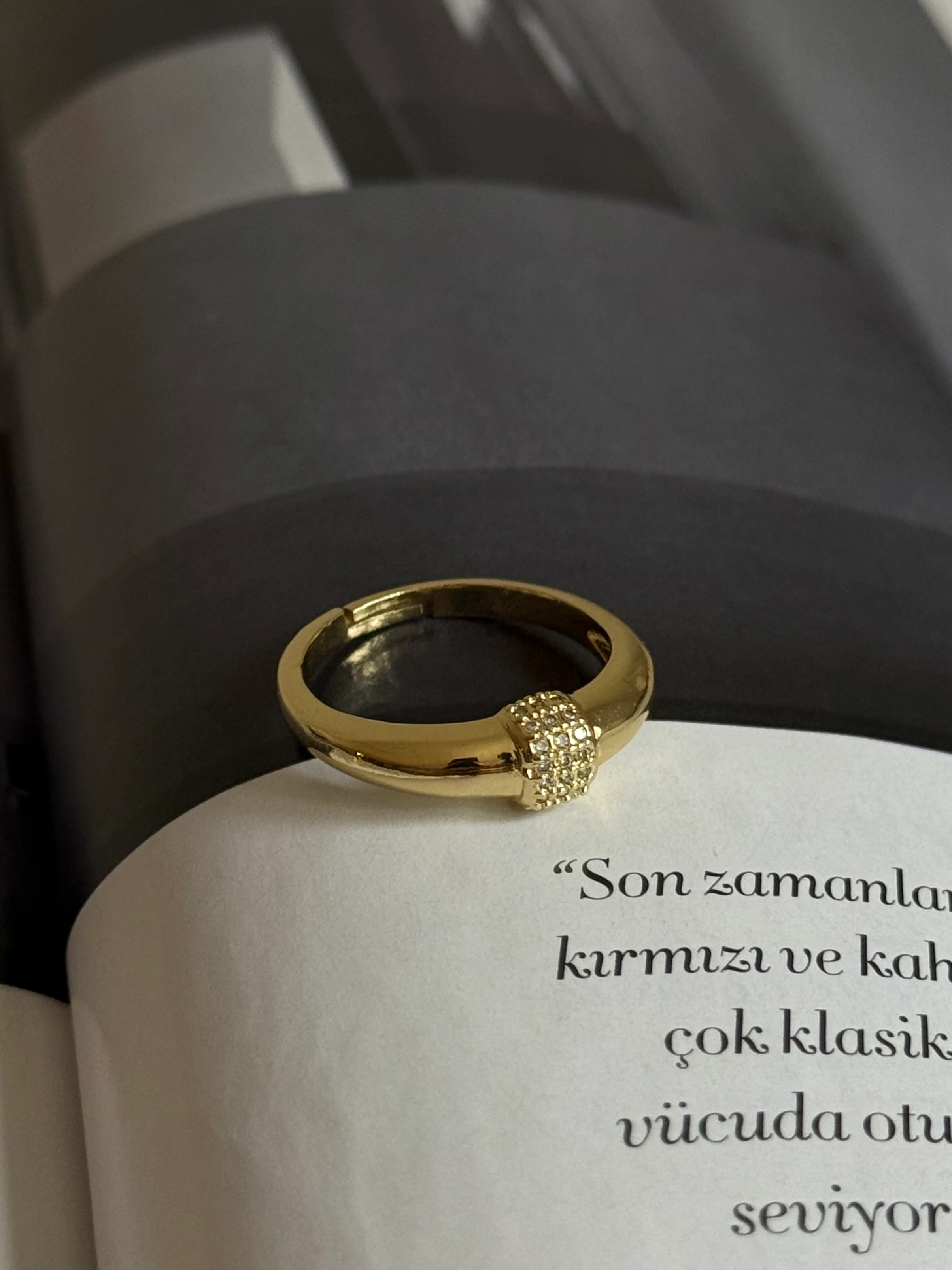 Gold Rengi Şerit Zirkon Taşlı Kadın Yüzük