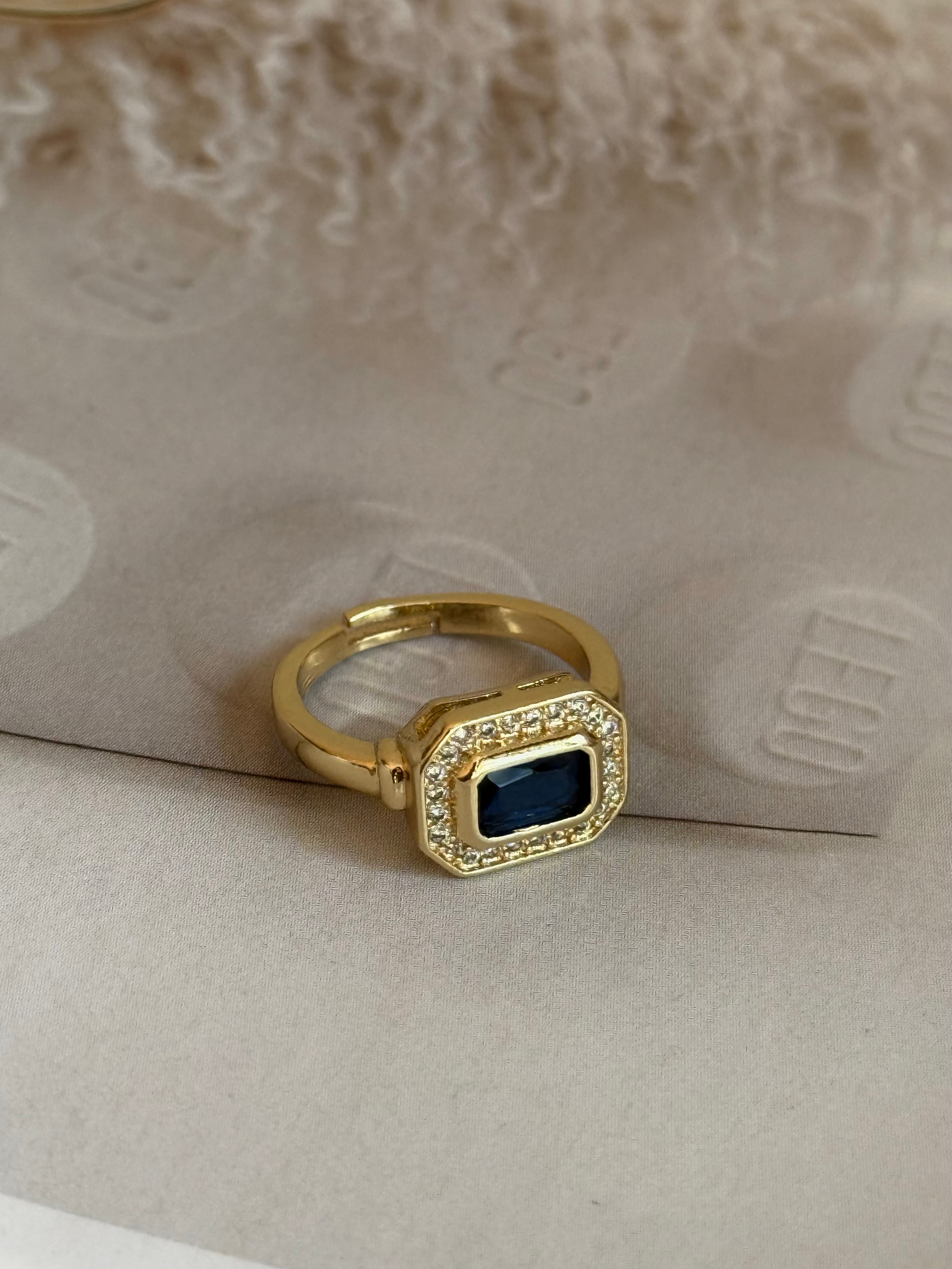 Gold Rengi Zirkon Taş Detaylı Lacivert Taş Model Serçe Parmak Kadın Yüzük